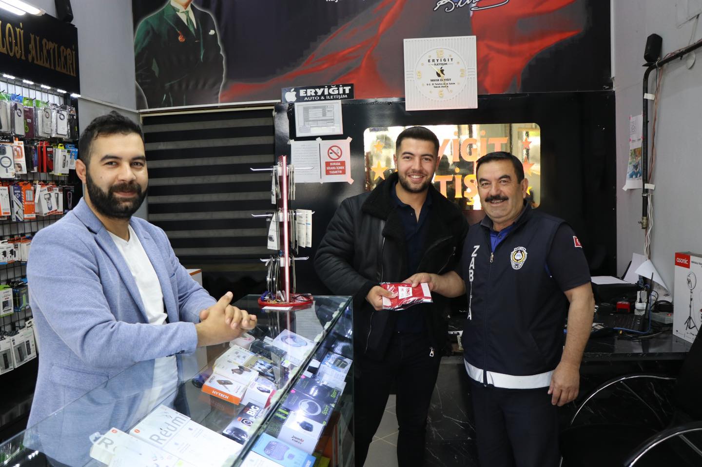 Dinar Belediyesi, 19 Mayıs Bayramı'nda Esnaflara Türk Bayrağı Hediye Etti