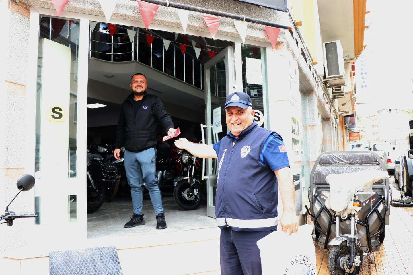 Dinar Belediyesi, 19 Mayıs Bayramı'nda Esnaflara Türk Bayrağı Hediye Etti