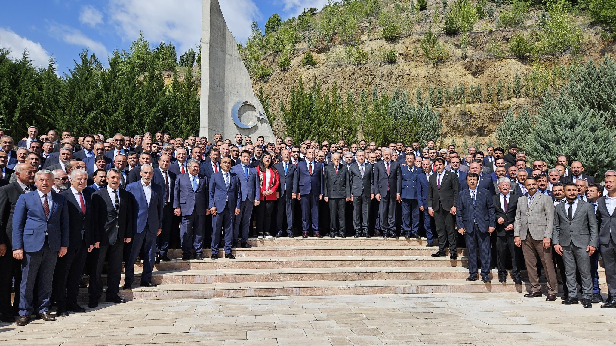 AFYON'UN BAŞKANLARI ÜLKÜCÜ ŞEHİTLER ANITINI GEZDİ
