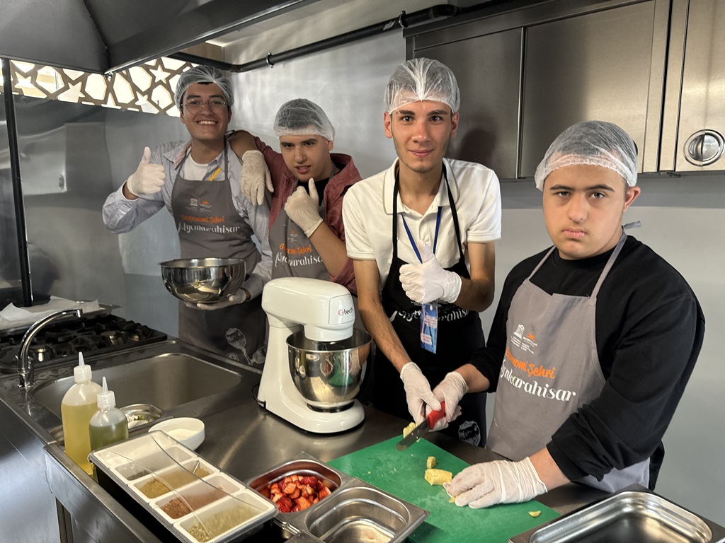 ÖZEL ÇOCUKLAR PASTA YAPMANIN KEYFİNİ YAŞADI