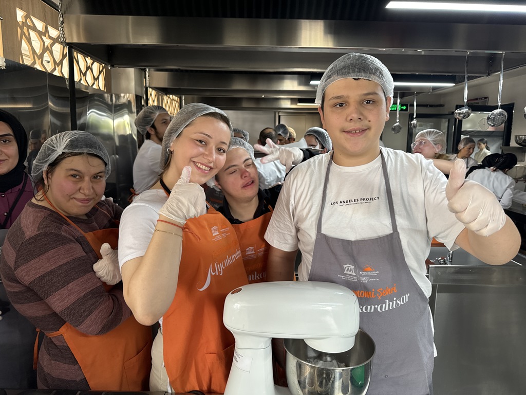 ÖZEL ÇOCUKLAR PASTA YAPMANIN KEYFİNİ YAŞADI