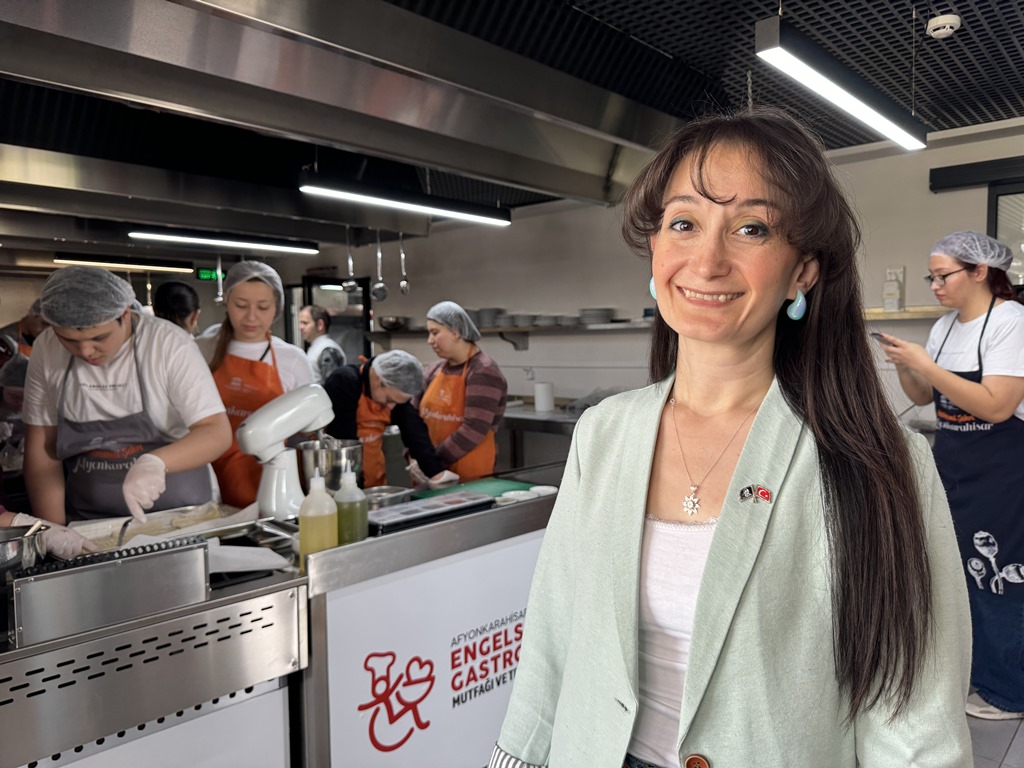 ÖZEL ÇOCUKLAR PASTA YAPMANIN KEYFİNİ YAŞADI