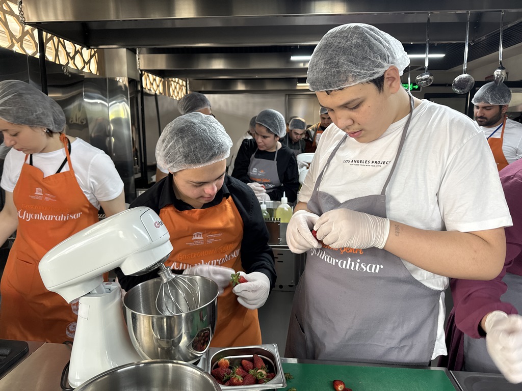ÖZEL ÇOCUKLAR PASTA YAPMANIN KEYFİNİ YAŞADI
