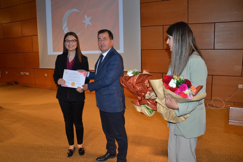 25 YILINI DOLDURAN HEMŞİRELER PLAKET ALDI