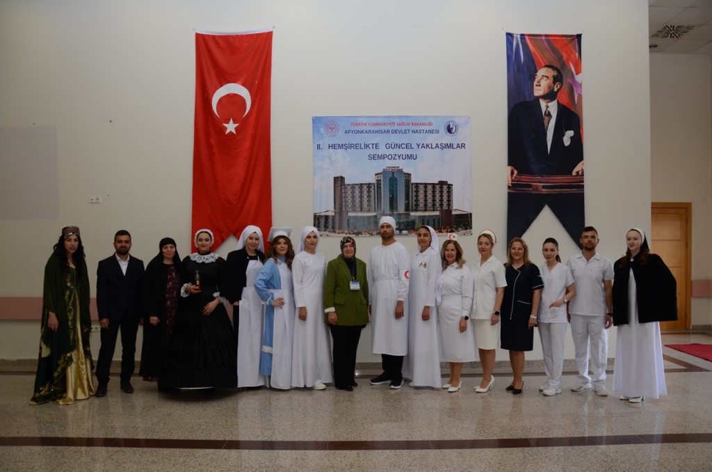 25 YILINI DOLDURAN HEMŞİRELER PLAKET ALDI
