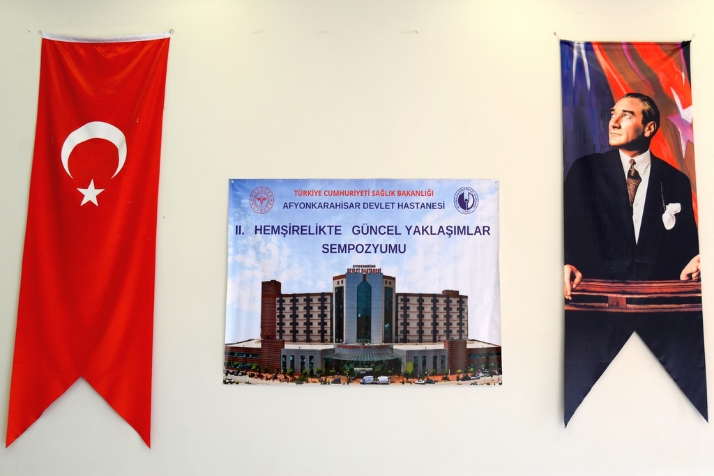 25 YILINI DOLDURAN HEMŞİRELER PLAKET ALDI