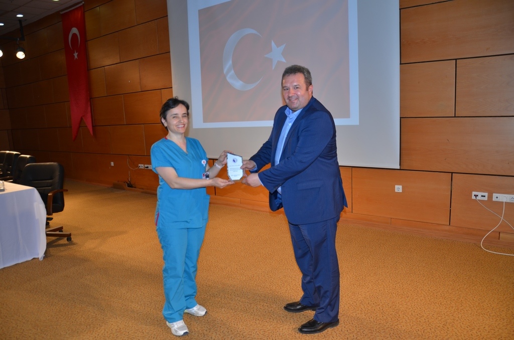 25 YILINI DOLDURAN HEMŞİRELER PLAKET ALDI