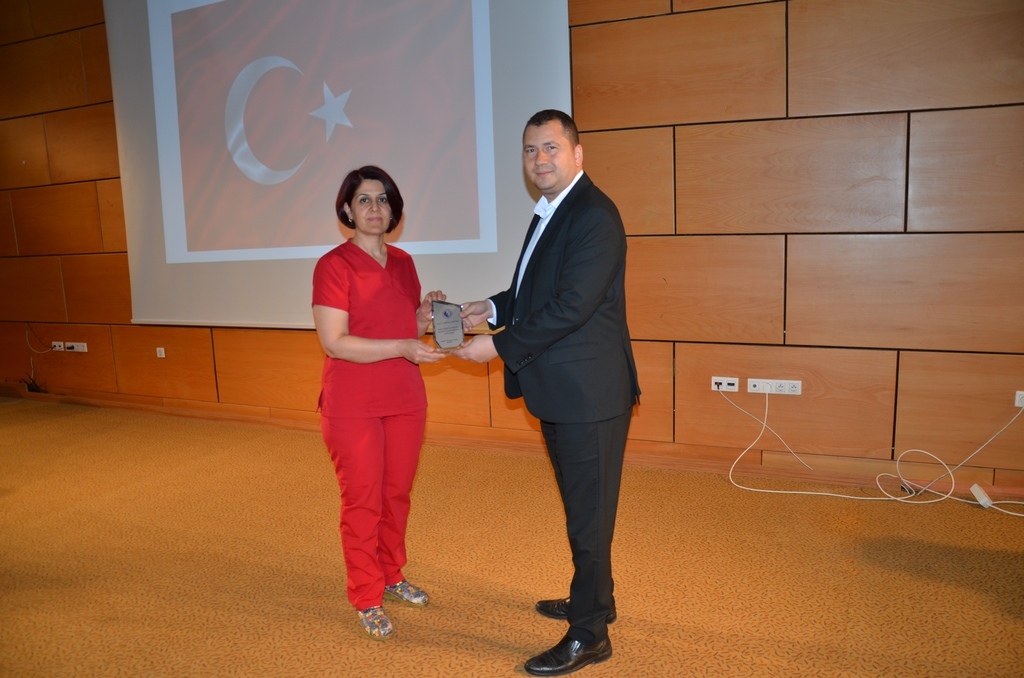 25 YILINI DOLDURAN HEMŞİRELER PLAKET ALDI