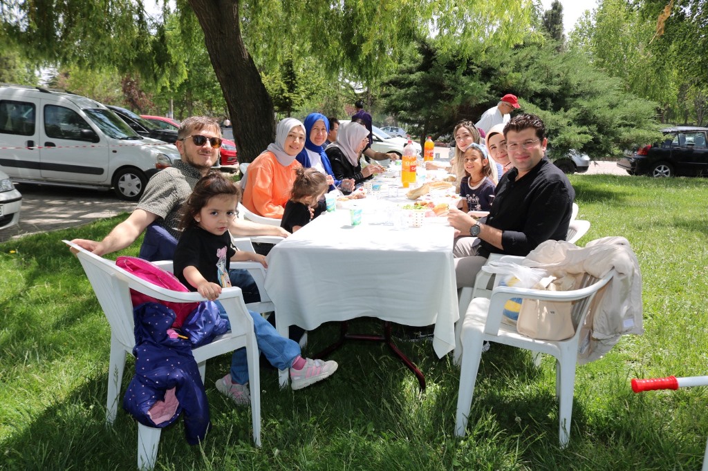 FUAR AİLESİ GELENEKSEL BAHAR PİKNİĞİNDE BULUŞTU