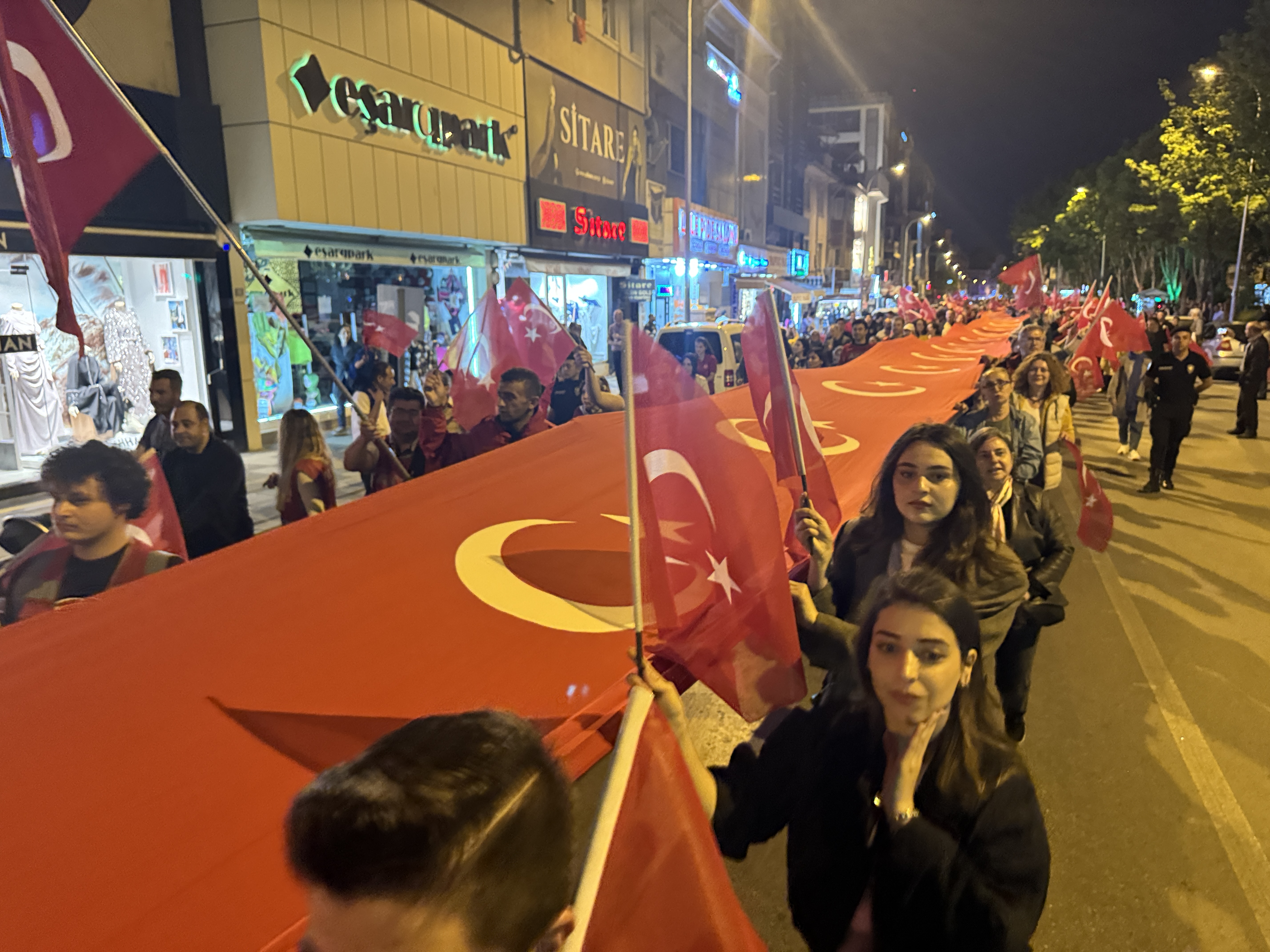 GENÇLİĞİN ELİNDE 1000 METRELİK BAYRAK