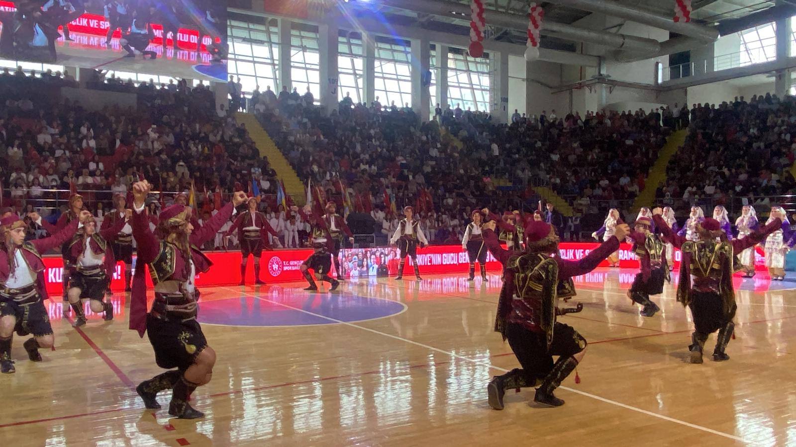 Zeybek Oyunları Takdir Topladı 19 Mayıs Coşkusu Eroğlu Spor Salonunda Devam Ediyor