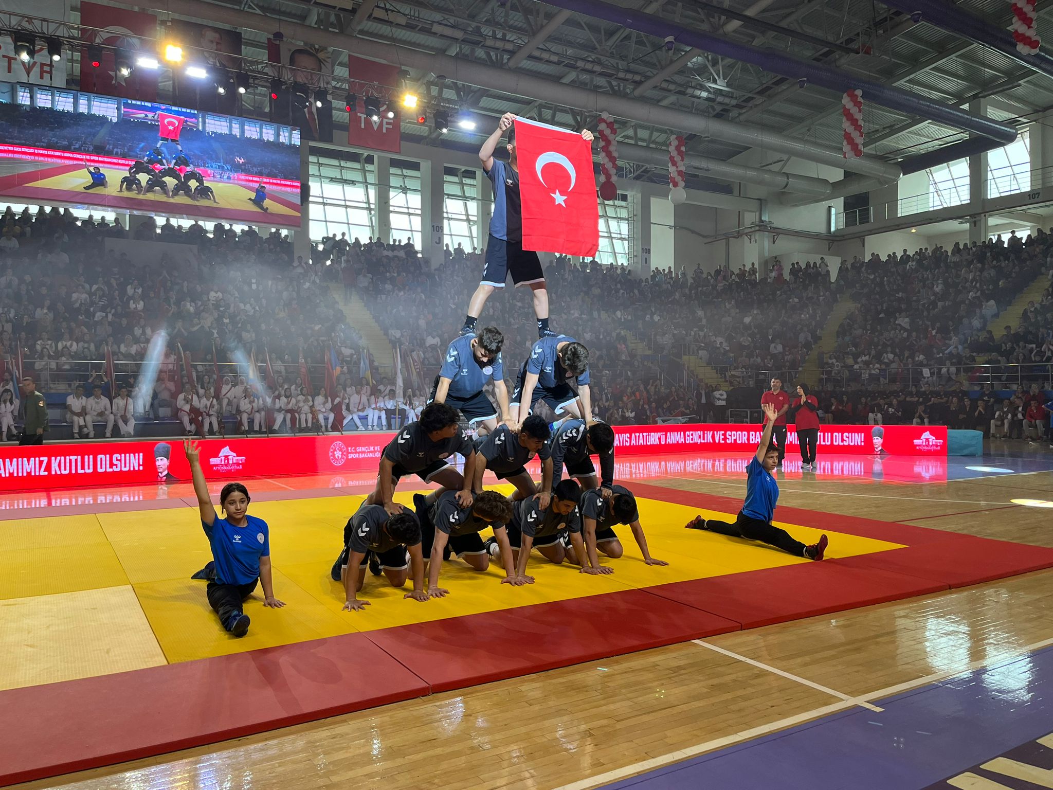Türk Gençliği Atasının İzinde:  Tekvando Gösterisi Büyüledi