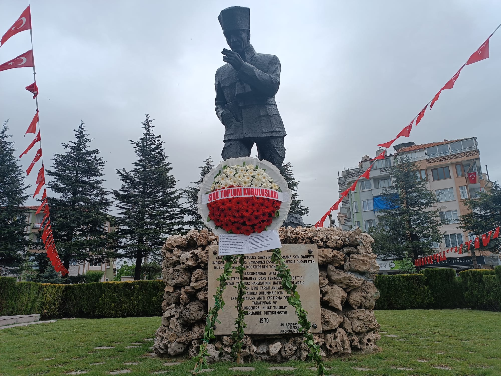 Afyon'da Ki STK'lardan Kocatepe Anıtına Çelenk Sunumu Gerçekleşti