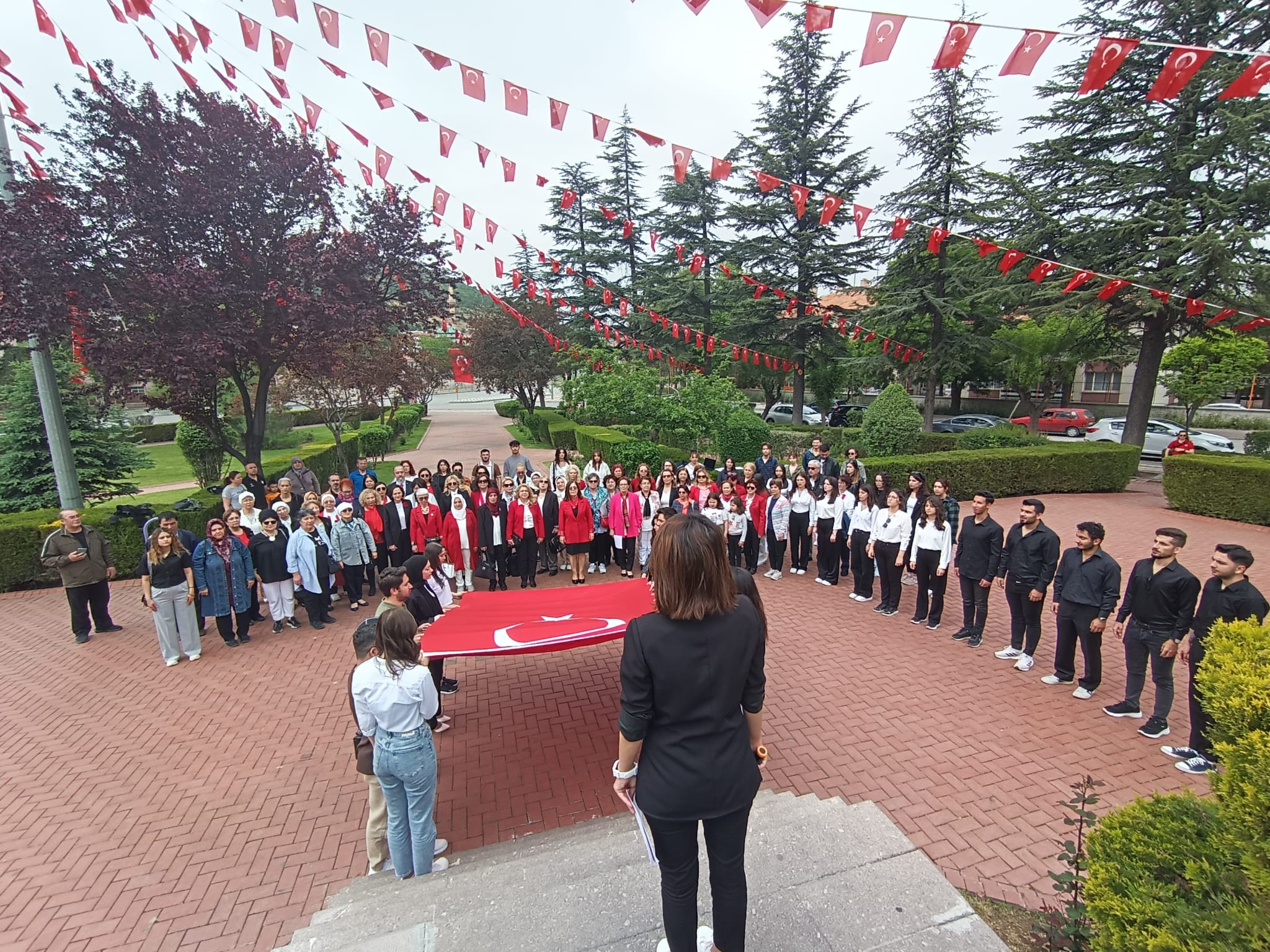 Afyon'da Ki STK'lardan Kocatepe Anıtına Çelenk Sunumu Gerçekleşti
