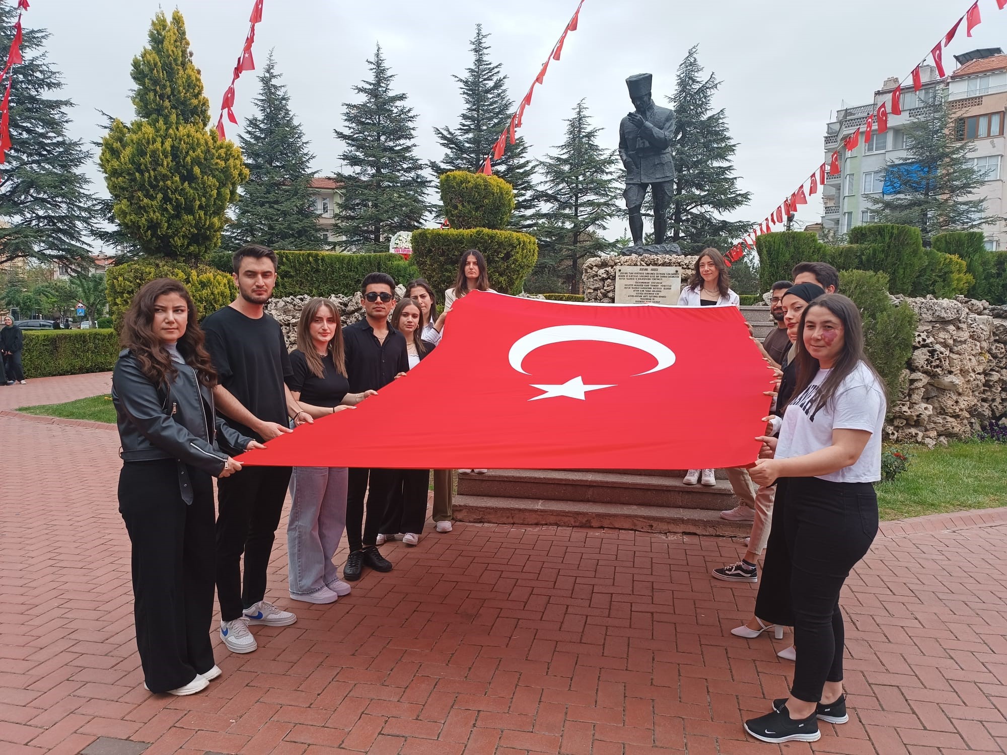 Afyon'da Ki STK'lardan Kocatepe Anıtına Çelenk Sunumu Gerçekleşti