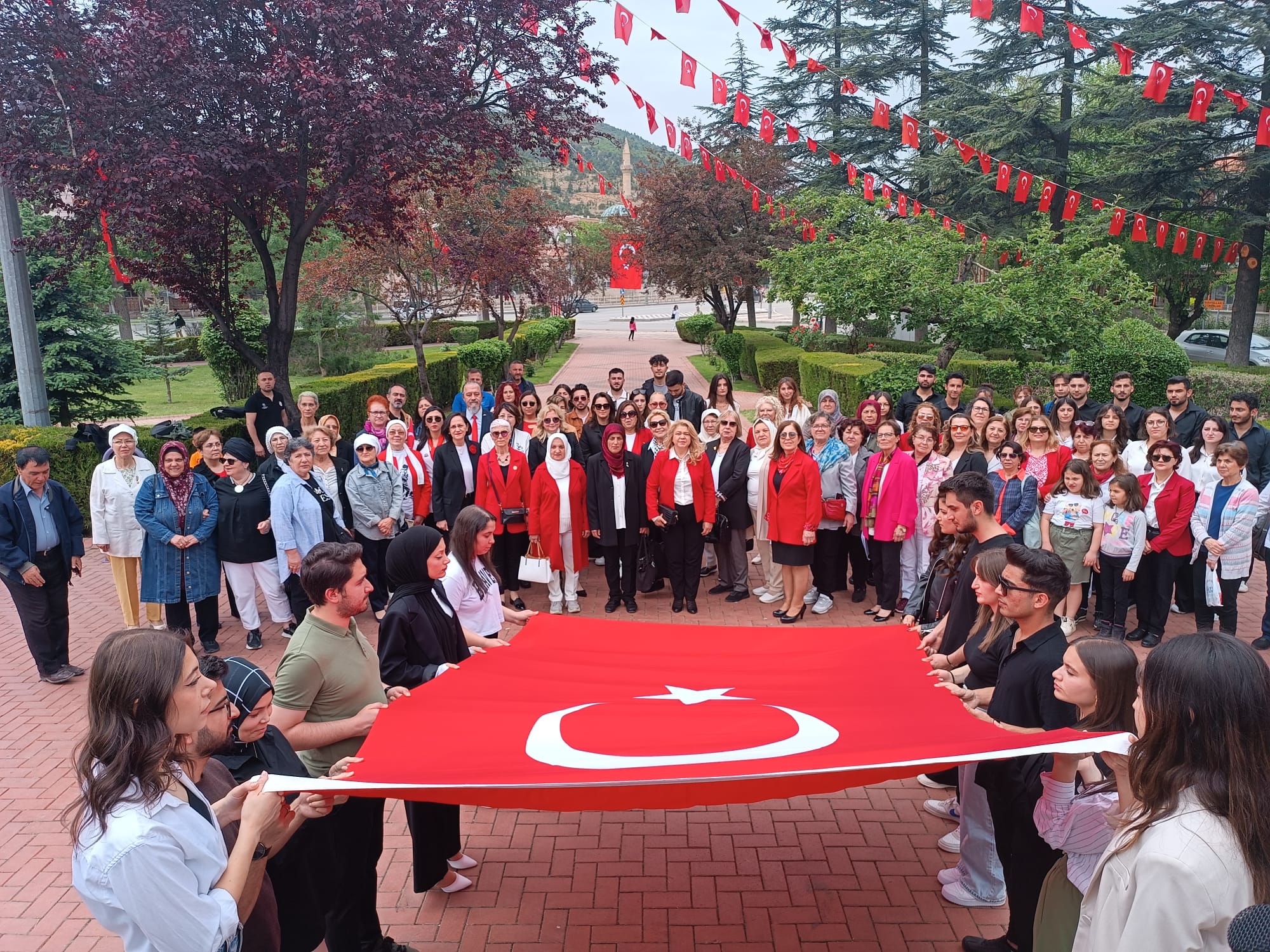 Afyon'da Ki STK'lardan Kocatepe Anıtına Çelenk Sunumu Gerçekleşti