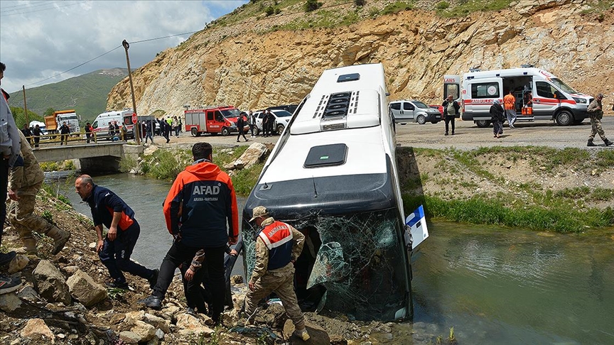 Yolcu Otobüsü Dereye Düştü!