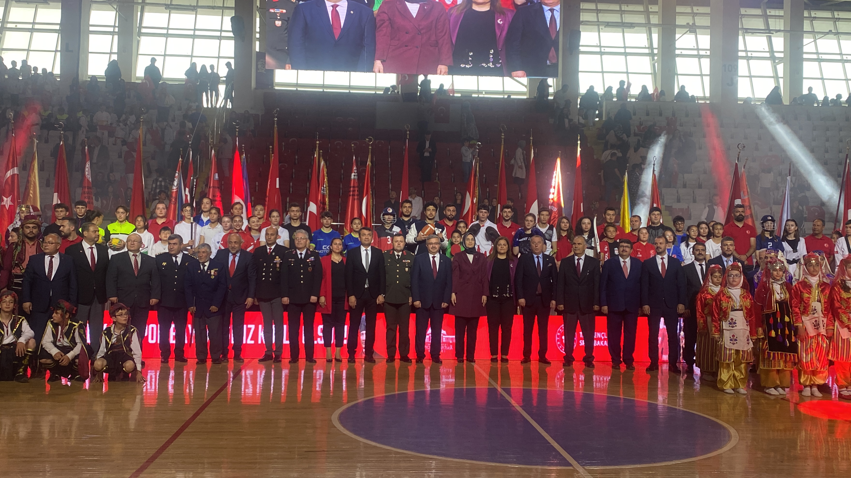 Afyonkarahisar'da 19 Mayıs Coşkusu! Tüm salon 'Parla Beyaz ve Kırmızım' diye haykırdı