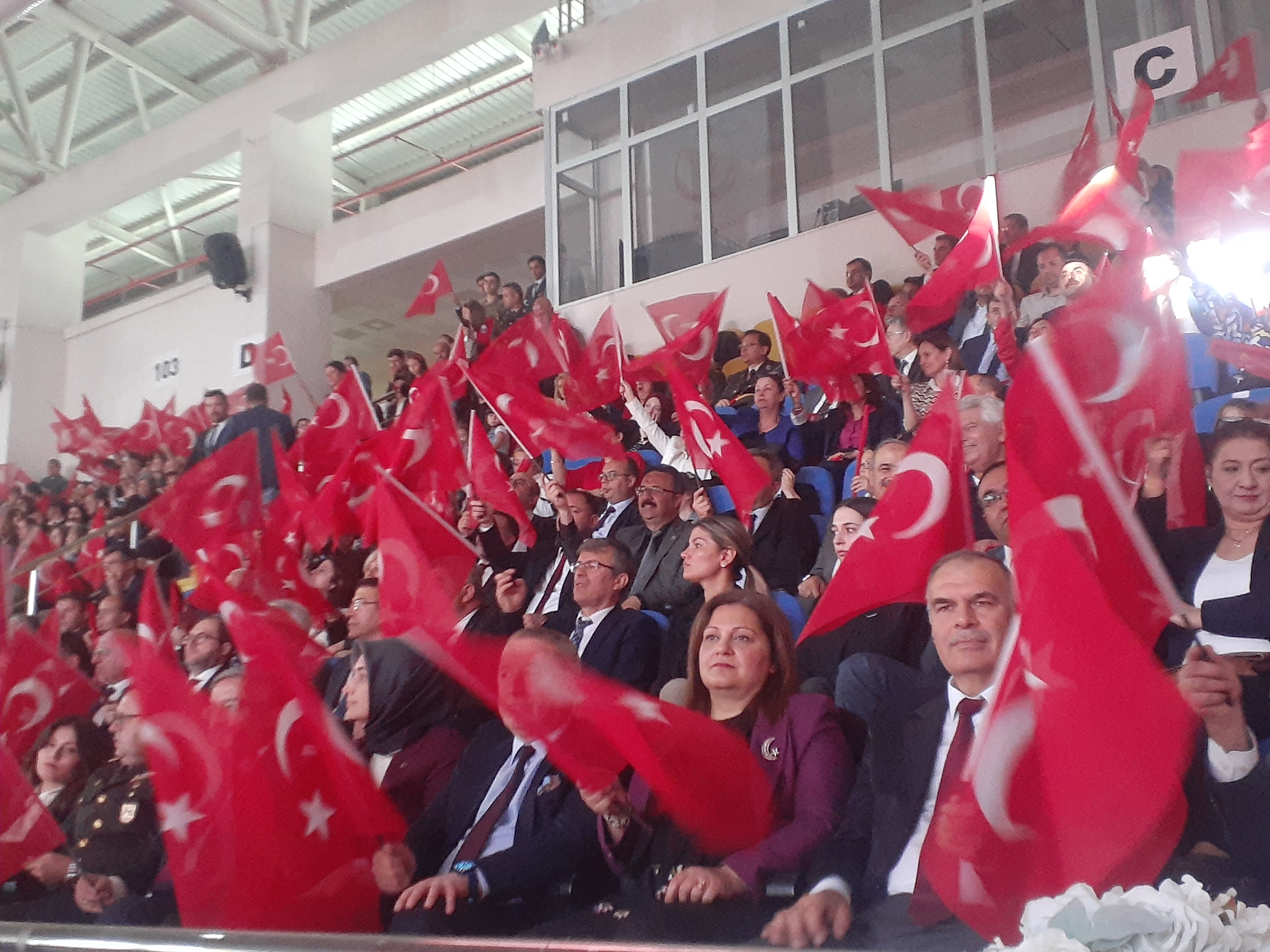 Afyonkarahisar'da 19 Mayıs Coşkusu! Tüm salon 'Parla Beyaz ve Kırmızım' diye haykırdı