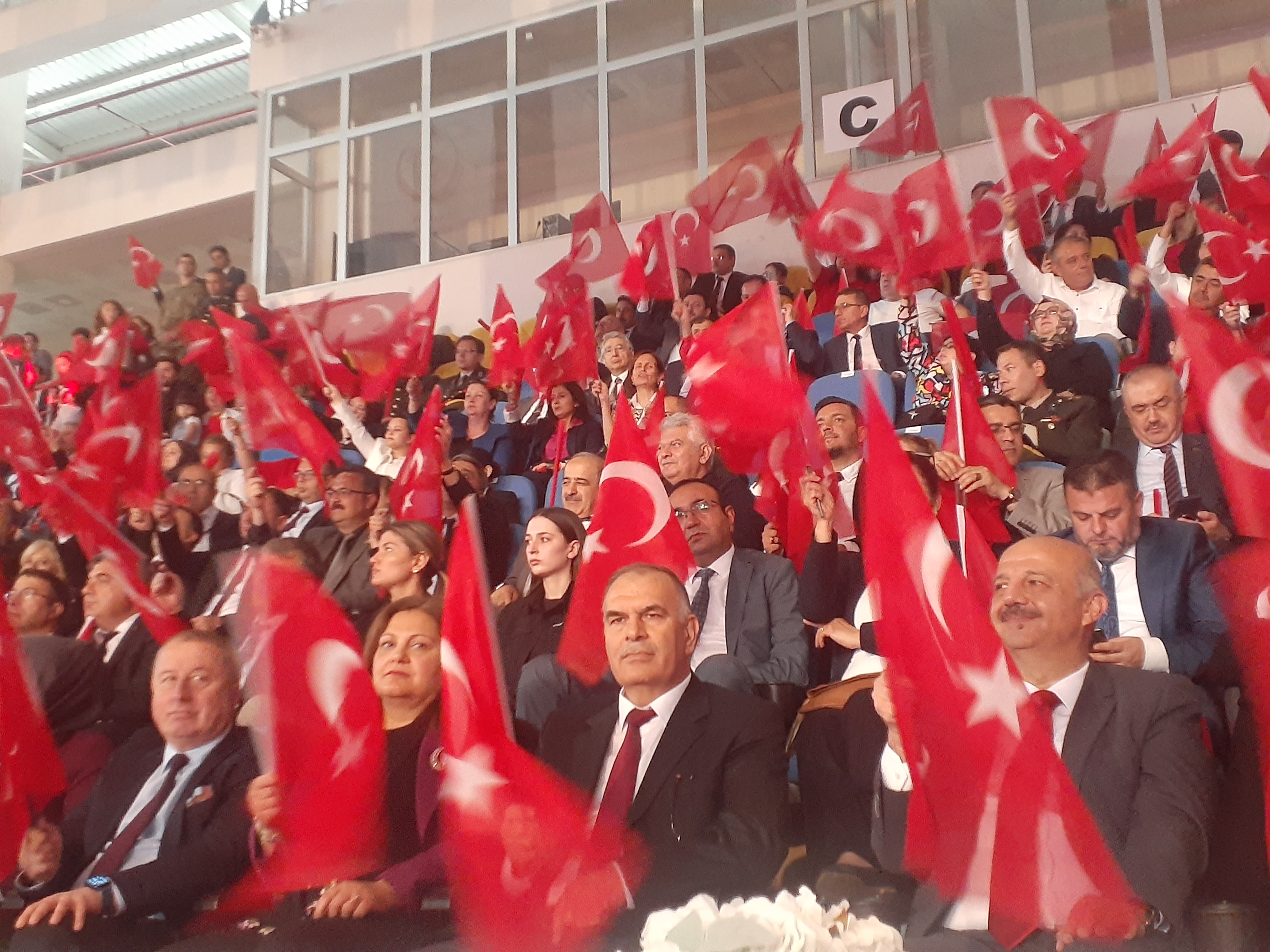 Afyonkarahisar'da 19 Mayıs Coşkusu! Tüm salon 'Parla Beyaz ve Kırmızım' diye haykırdı