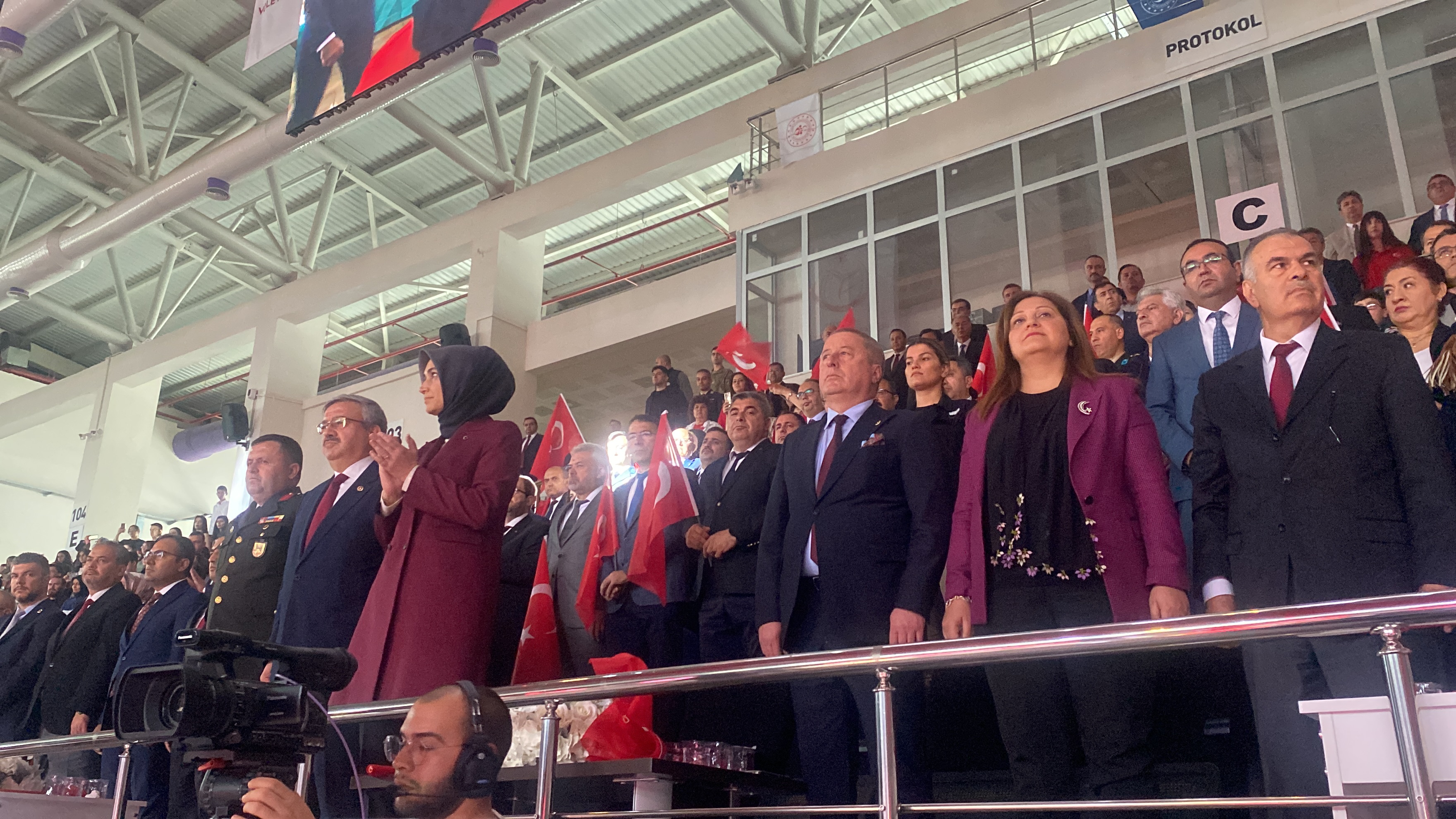 Afyonkarahisar'da 19 Mayıs Coşkusu! Tüm salon 'Parla Beyaz ve Kırmızım' diye haykırdı
