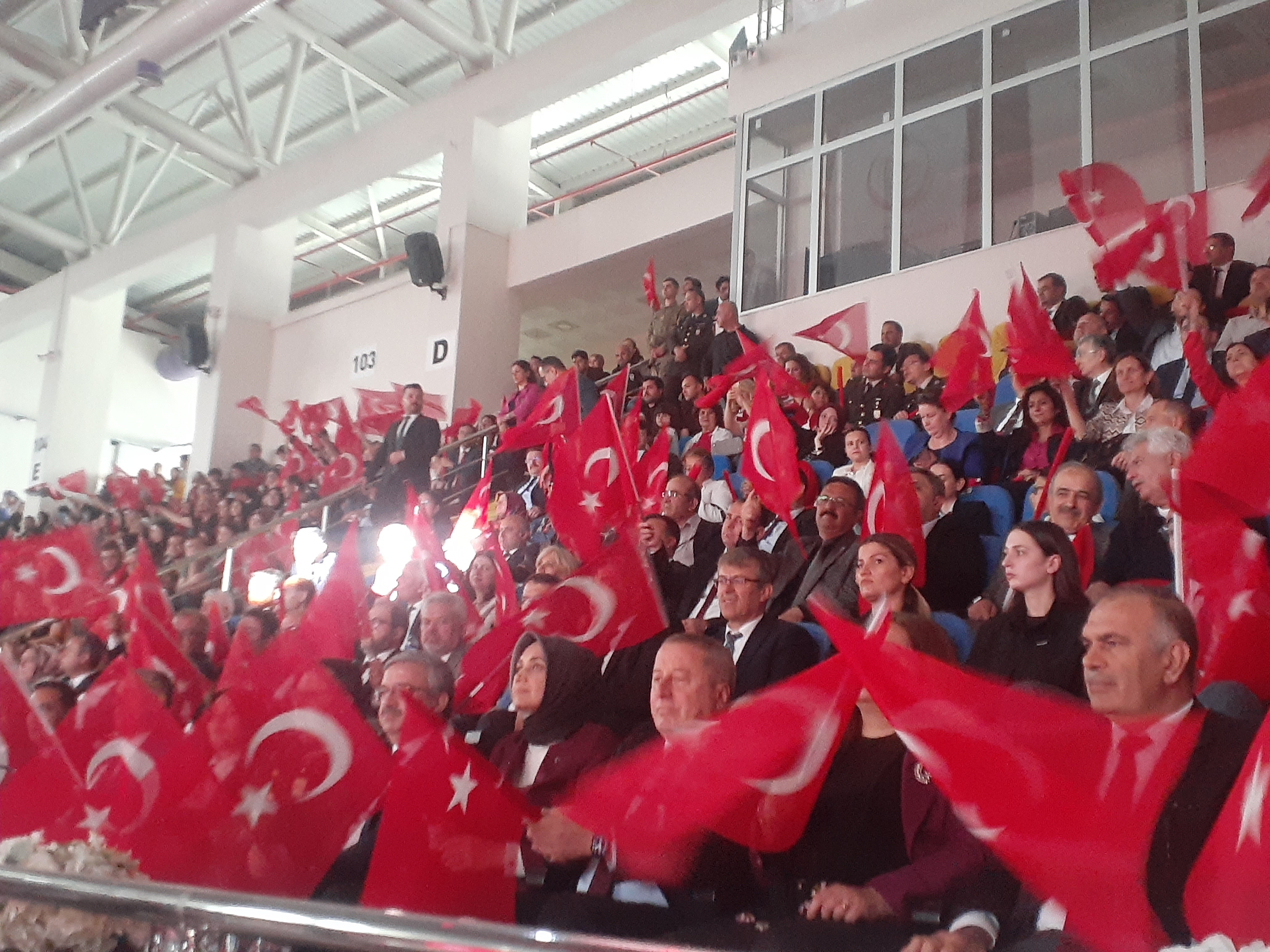 Afyonkarahisar'da 19 Mayıs Coşkusu! Tüm salon 'Parla Beyaz ve Kırmızım' diye haykırdı