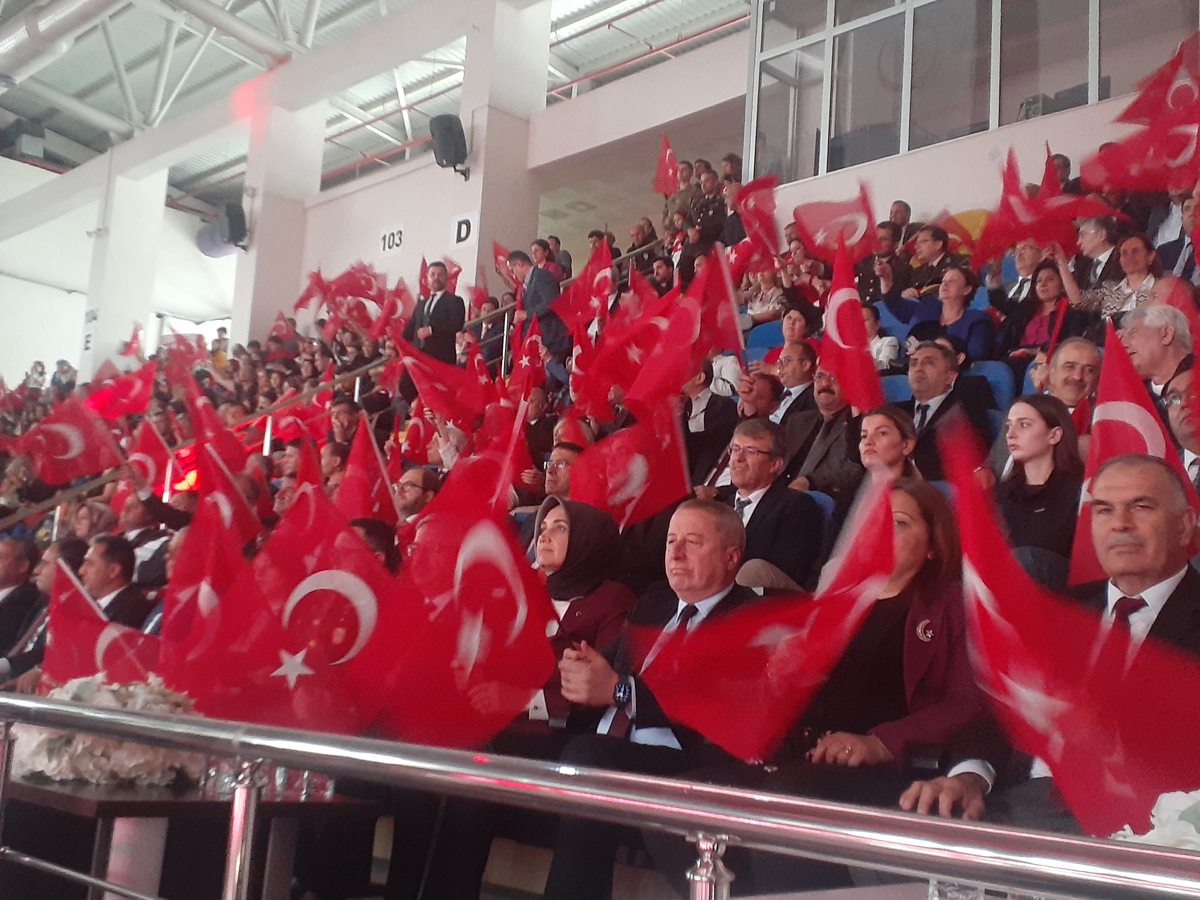 Afyonkarahisar'da 19 Mayıs Coşkusu! Tüm salon 'Parla Beyaz ve Kırmızım' diye haykırdı