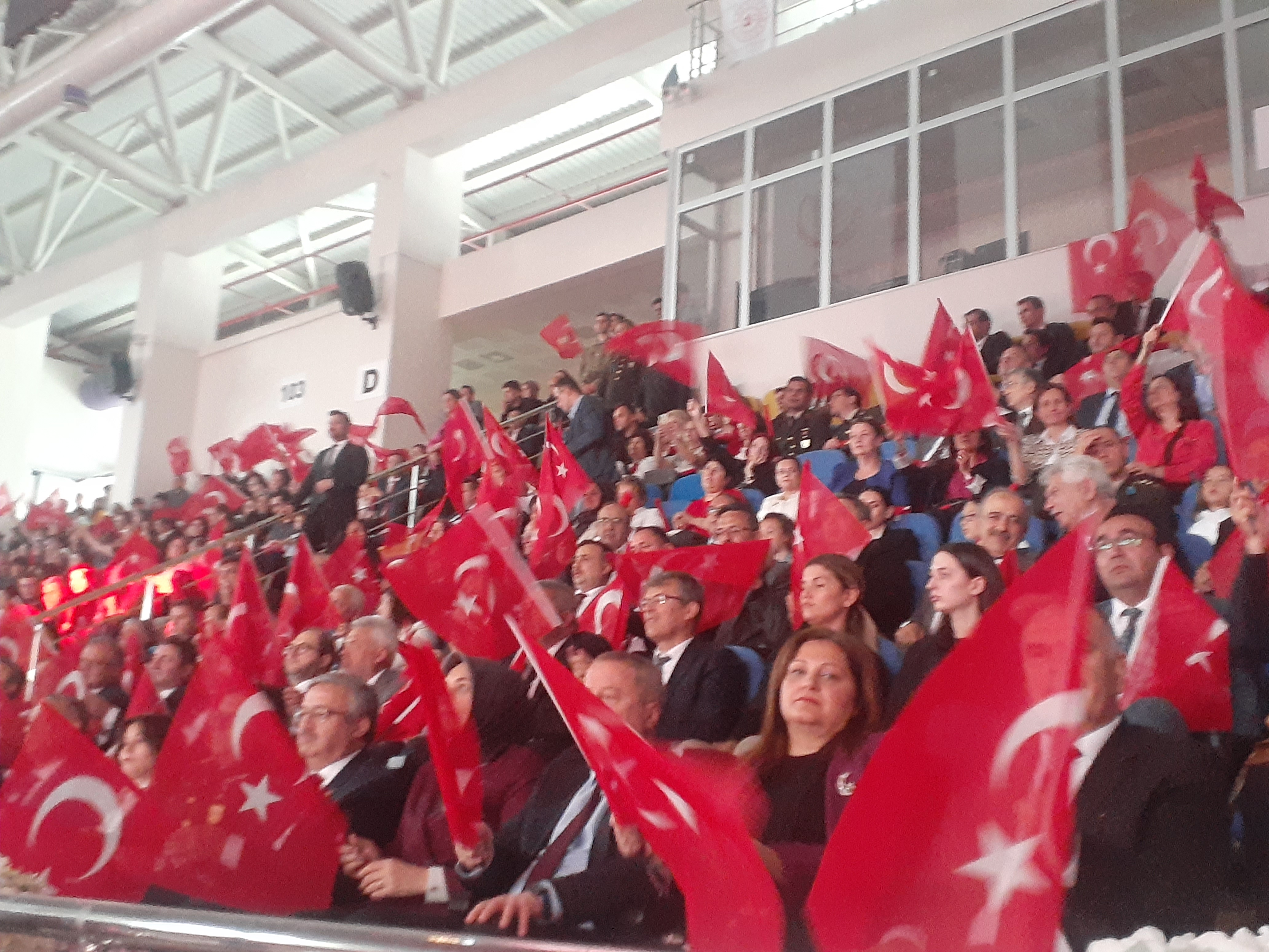 Afyonkarahisar'da 19 Mayıs Coşkusu! Tüm salon 'Parla Beyaz ve Kırmızım' diye haykırdı