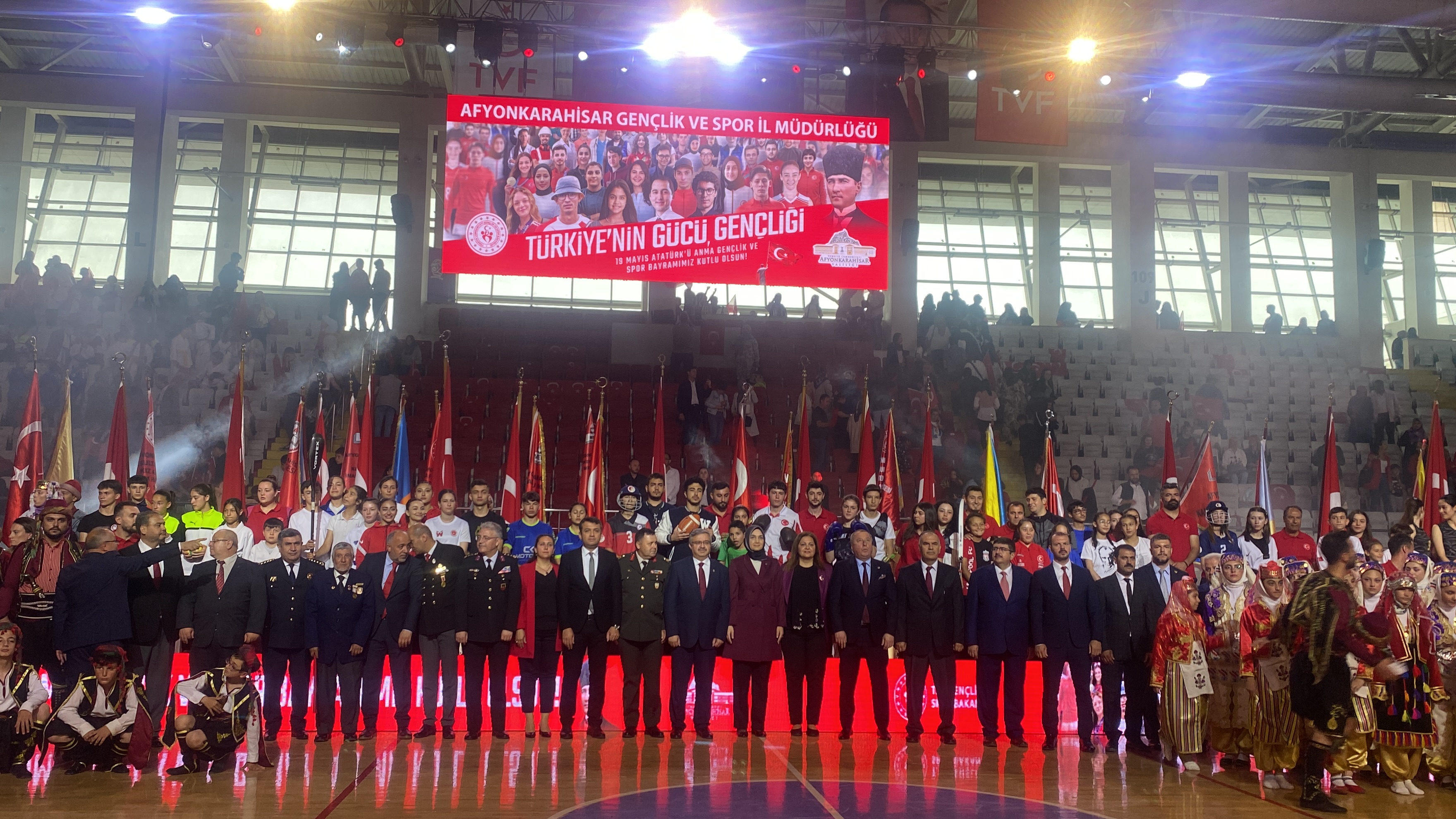 Afyonkarahisar'da 19 Mayıs Coşkusu! Tüm salon 'Parla Beyaz ve Kırmızım' diye haykırdı