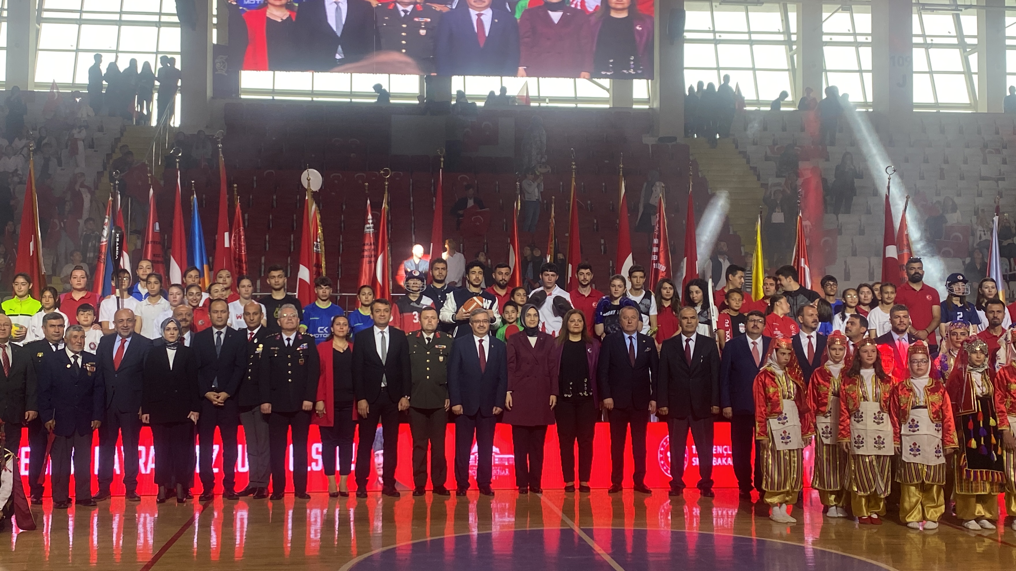 Afyonkarahisar'da 19 Mayıs Coşkusu! Tüm salon 'Parla Beyaz ve Kırmızım' diye haykırdı