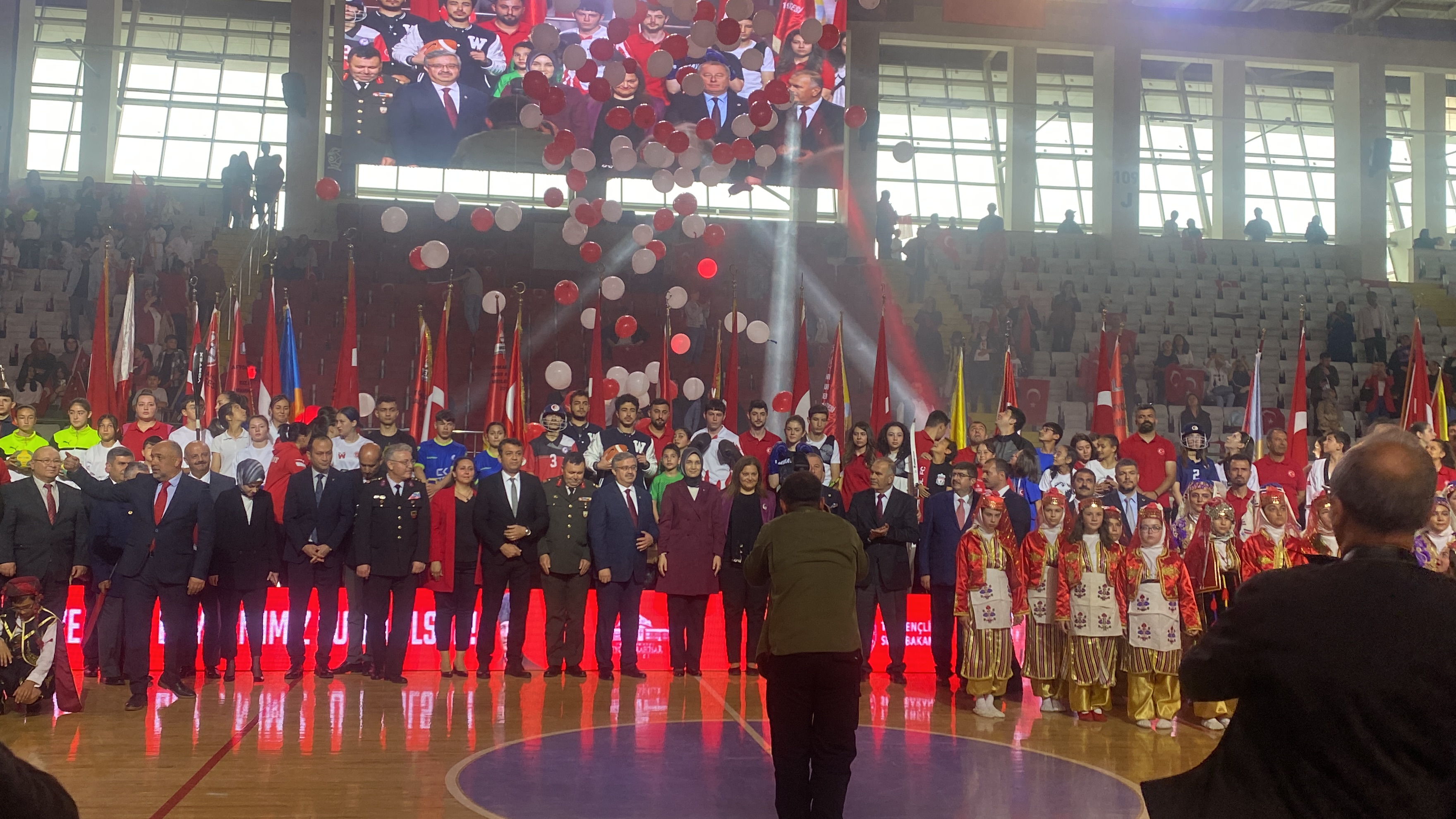Afyonkarahisar'da 19 Mayıs Coşkusu! Tüm salon 'Parla Beyaz ve Kırmızım' diye haykırdı