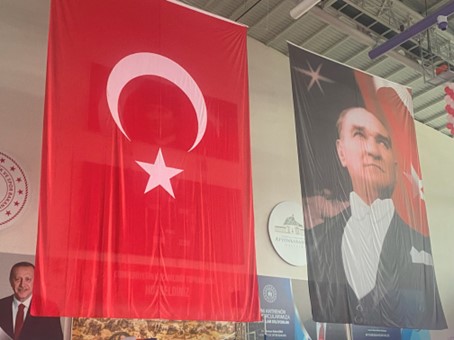 Afyonkarahisar'da 19 Mayıs Coşkusu! Tüm salon 'Parla Beyaz ve Kırmızım' diye haykırdı