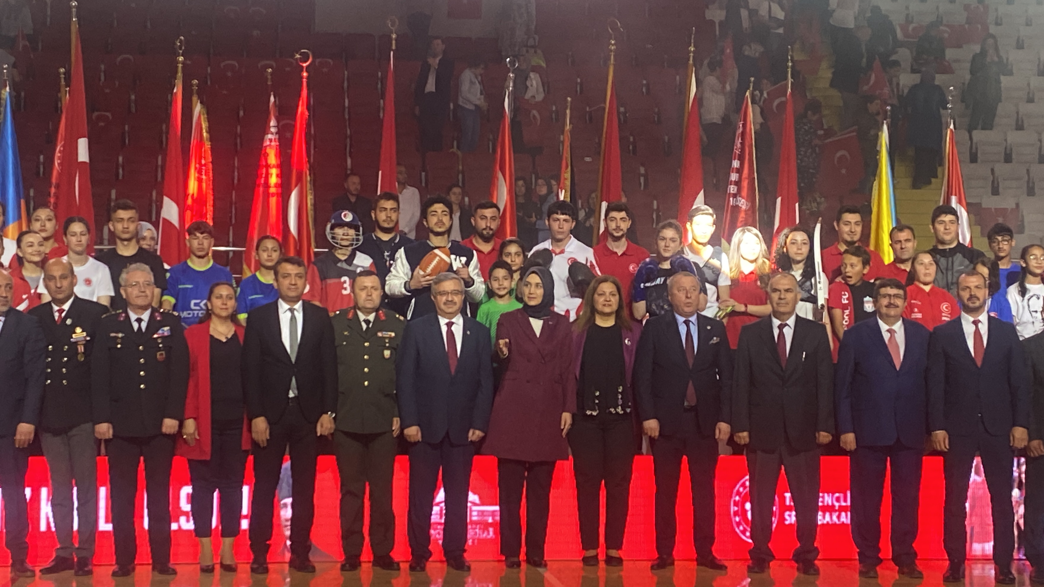 Afyonkarahisar'da 19 Mayıs Coşkusu! Tüm salon 'Parla Beyaz ve Kırmızım' diye haykırdı