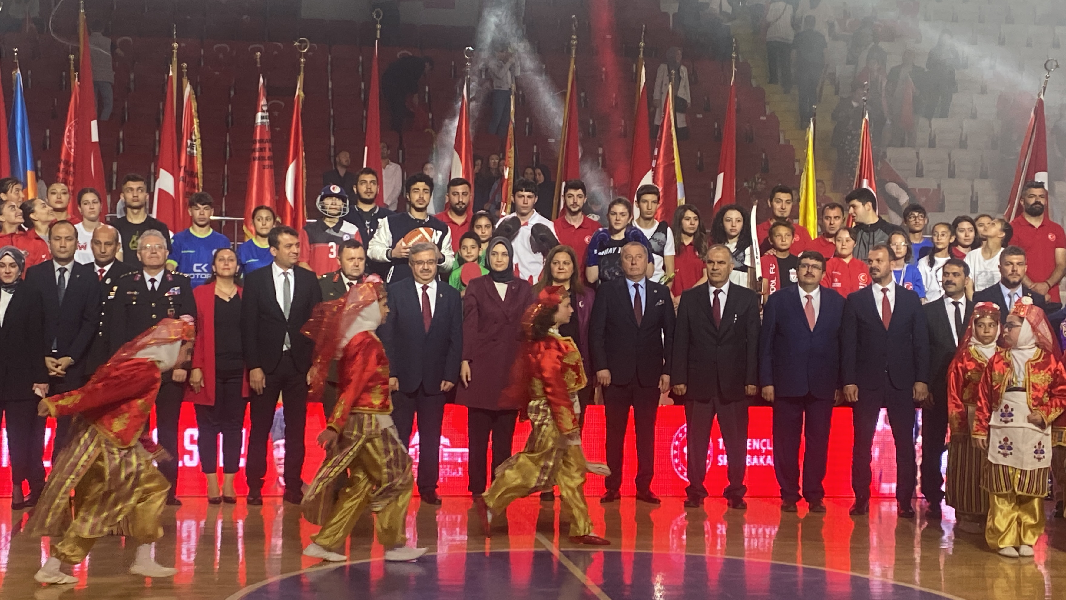 Afyonkarahisar'da 19 Mayıs Coşkusu! Tüm salon 'Parla Beyaz ve Kırmızım' diye haykırdı