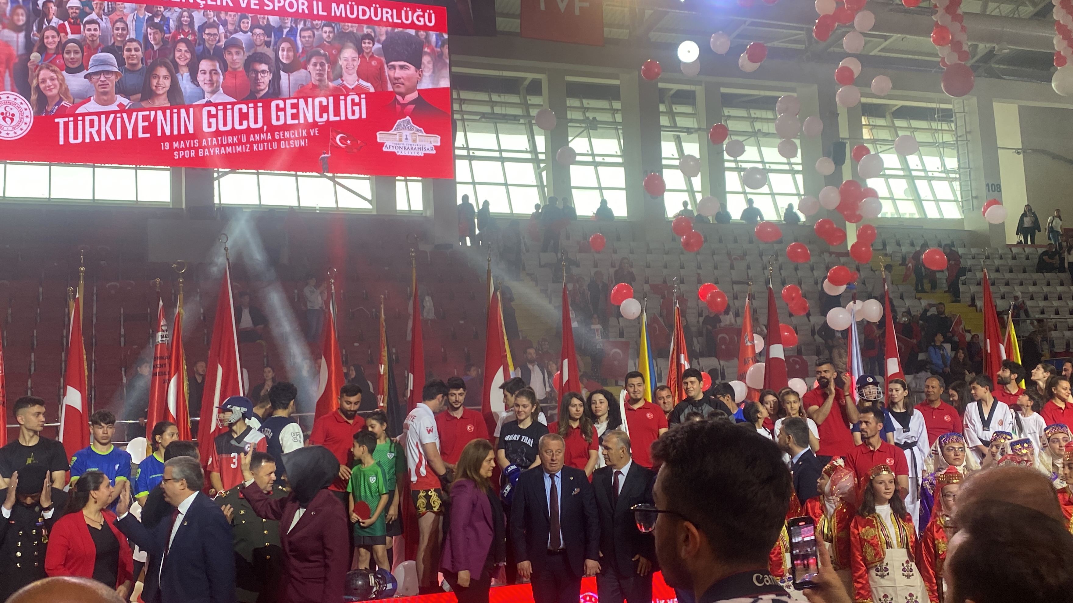 Afyonkarahisar'da 19 Mayıs Coşkusu! Tüm salon 'Parla Beyaz ve Kırmızım' diye haykırdı
