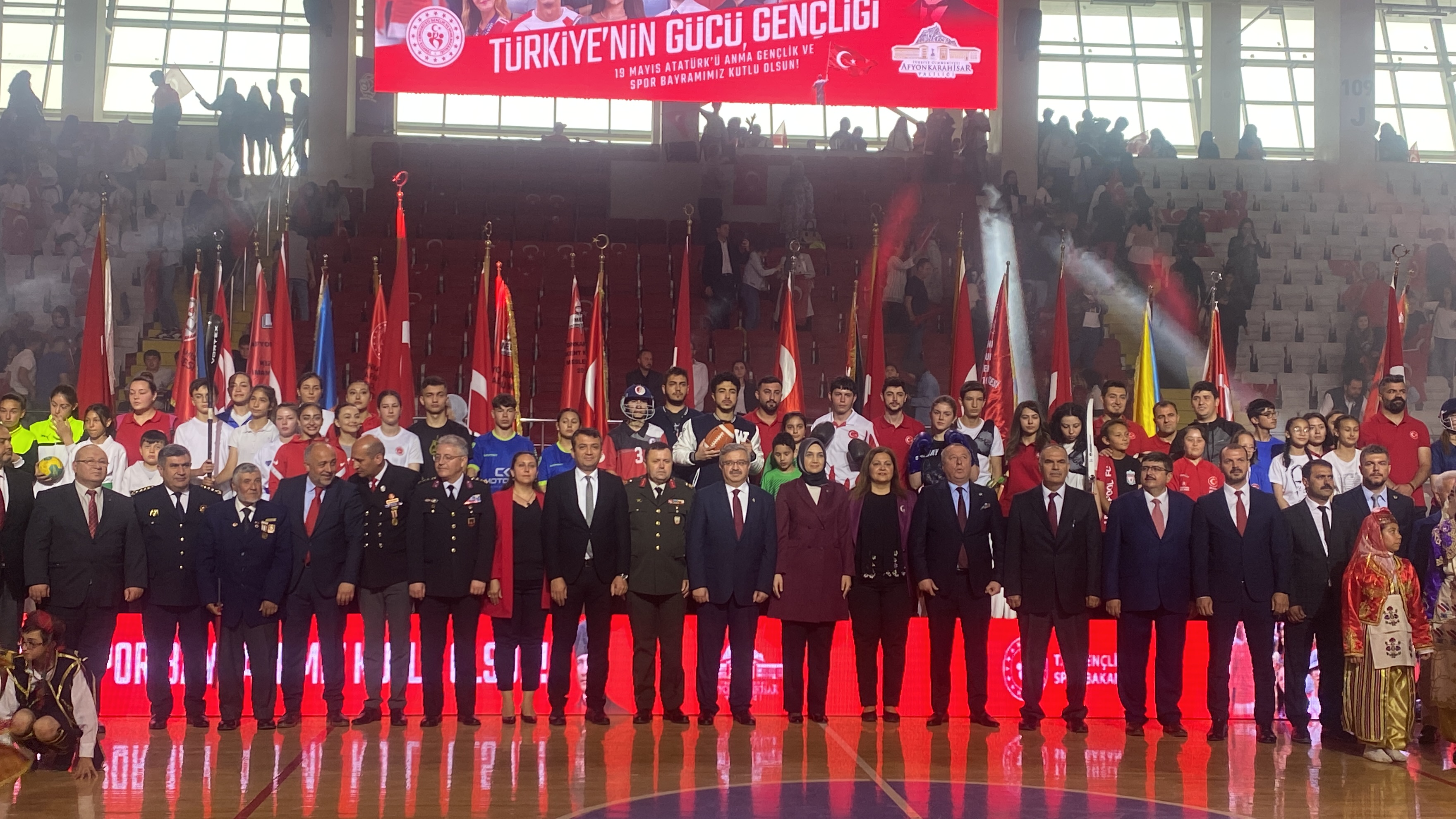 Afyonkarahisar'da 19 Mayıs Coşkusu! Tüm salon 'Parla Beyaz ve Kırmızım' diye haykırdı