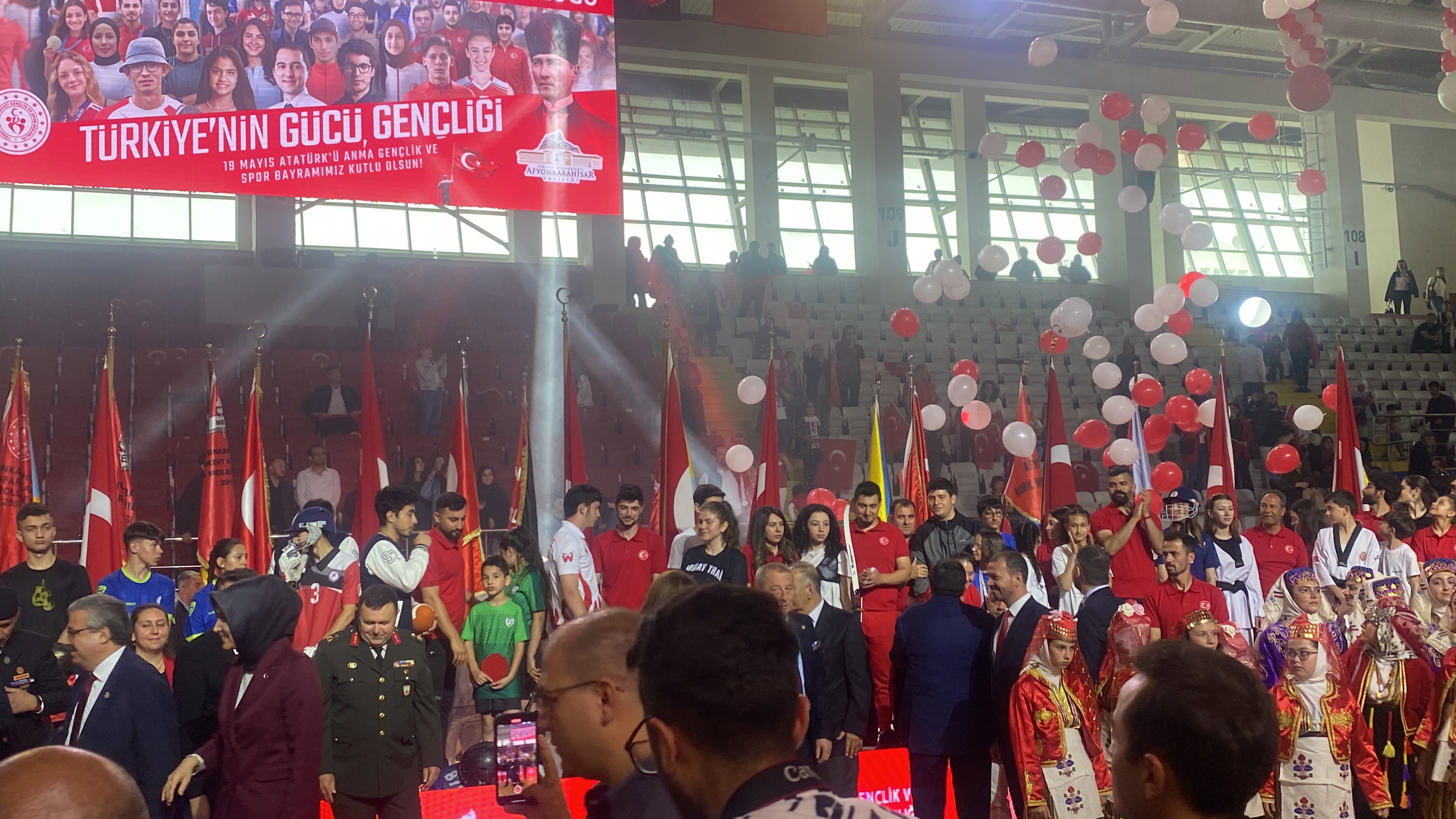 Afyonkarahisar'da 19 Mayıs Coşkusu! Tüm salon 'Parla Beyaz ve Kırmızım' diye haykırdı