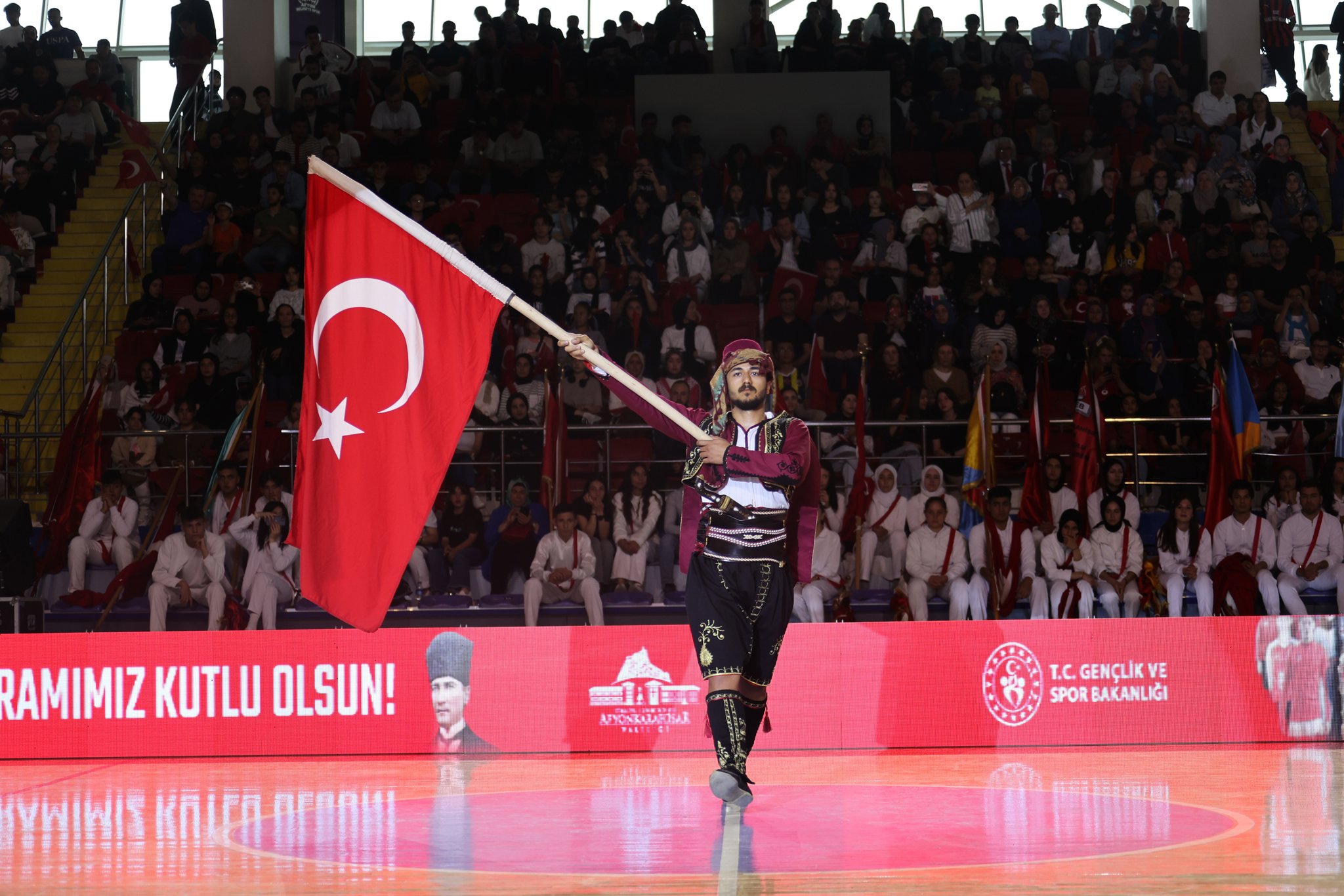 Müdür Tanyeri Gençlerin Coşkusuna Ortak Oldu