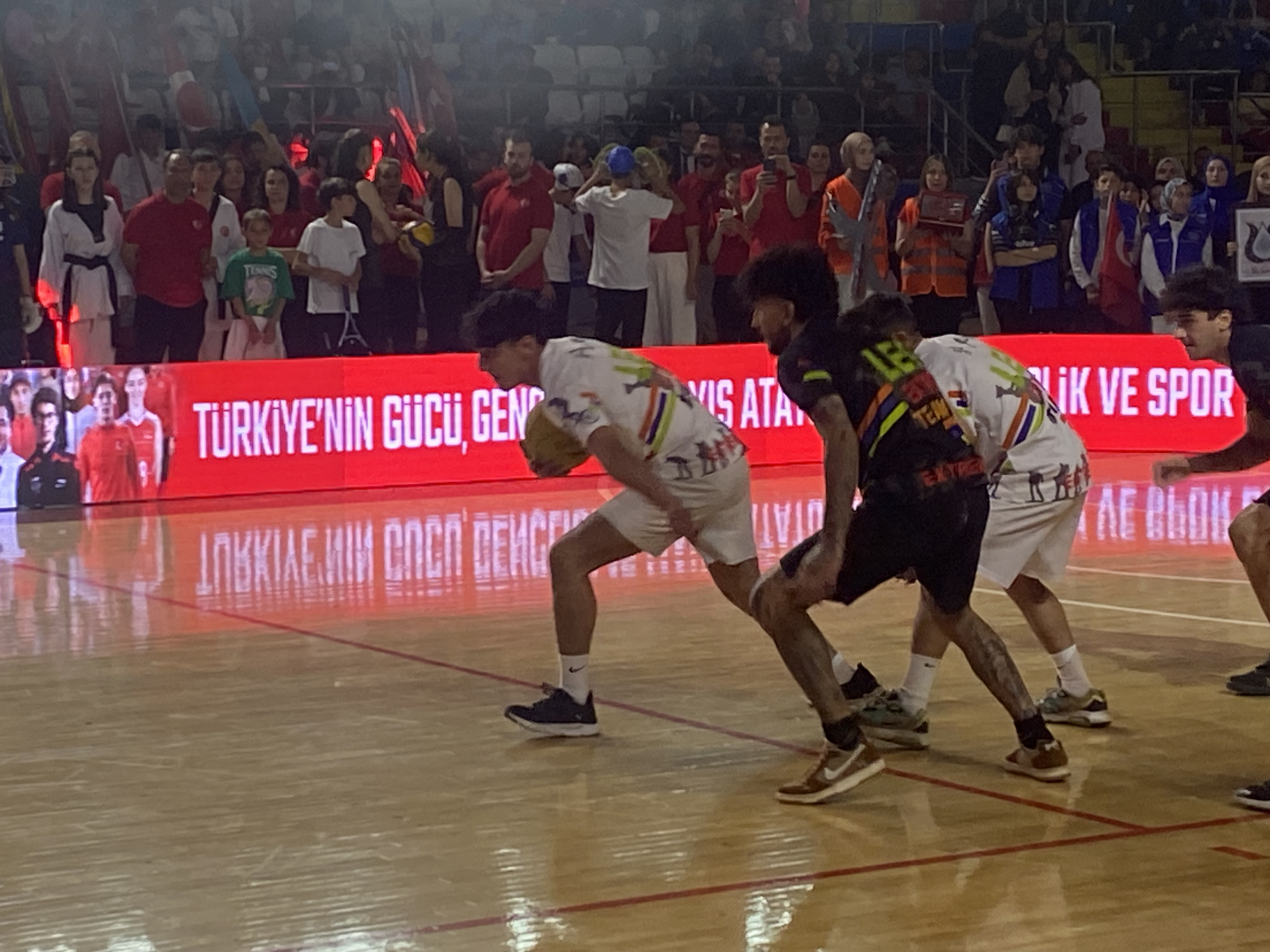 'Leo Extreme Team' Sporcularının Basketbol Şovları 19 Mayıs Törenlerine Renk Kattı!