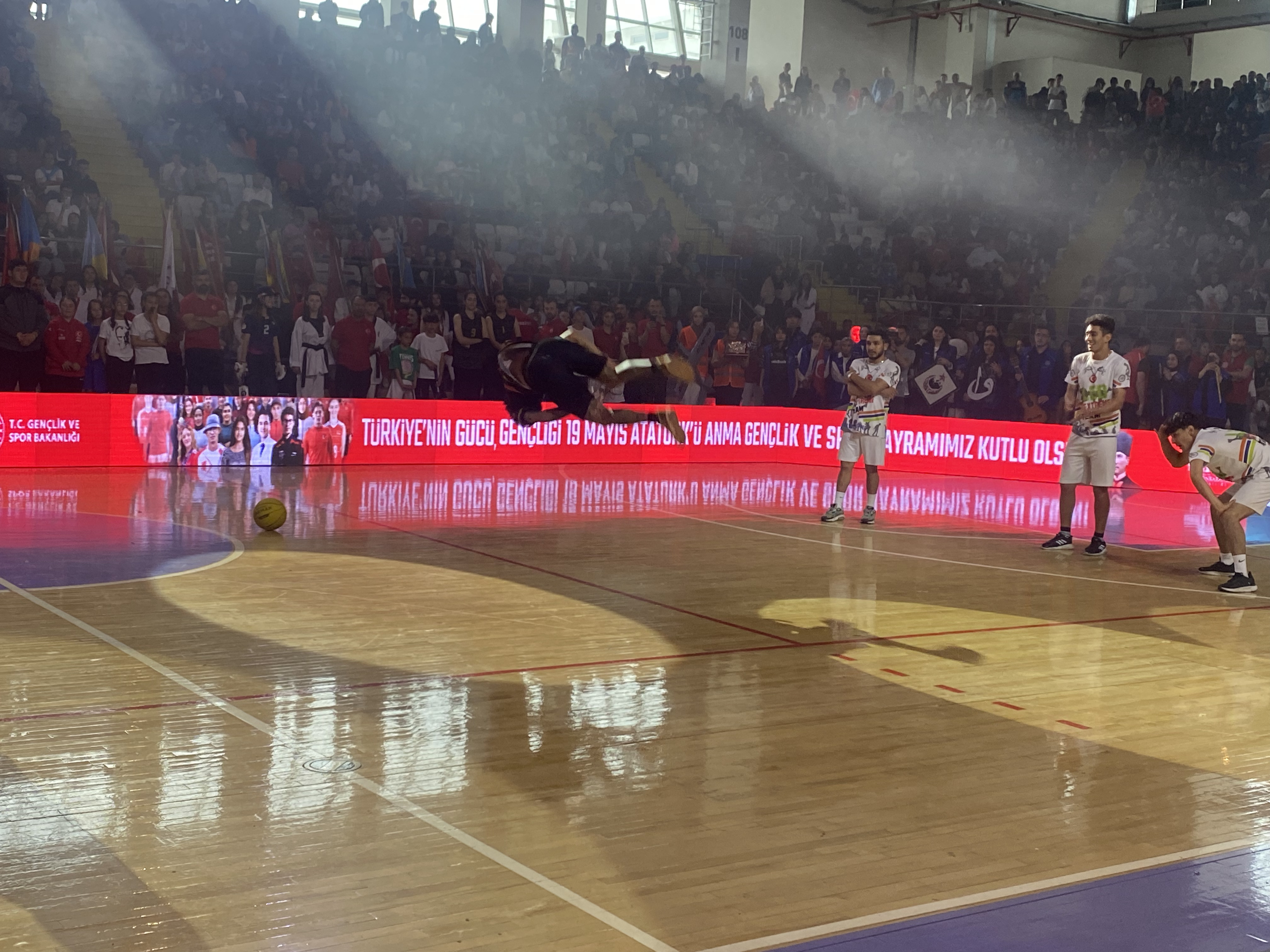 'Leo Extreme Team' Sporcularının Basketbol Şovları 19 Mayıs Törenlerine Renk Kattı!