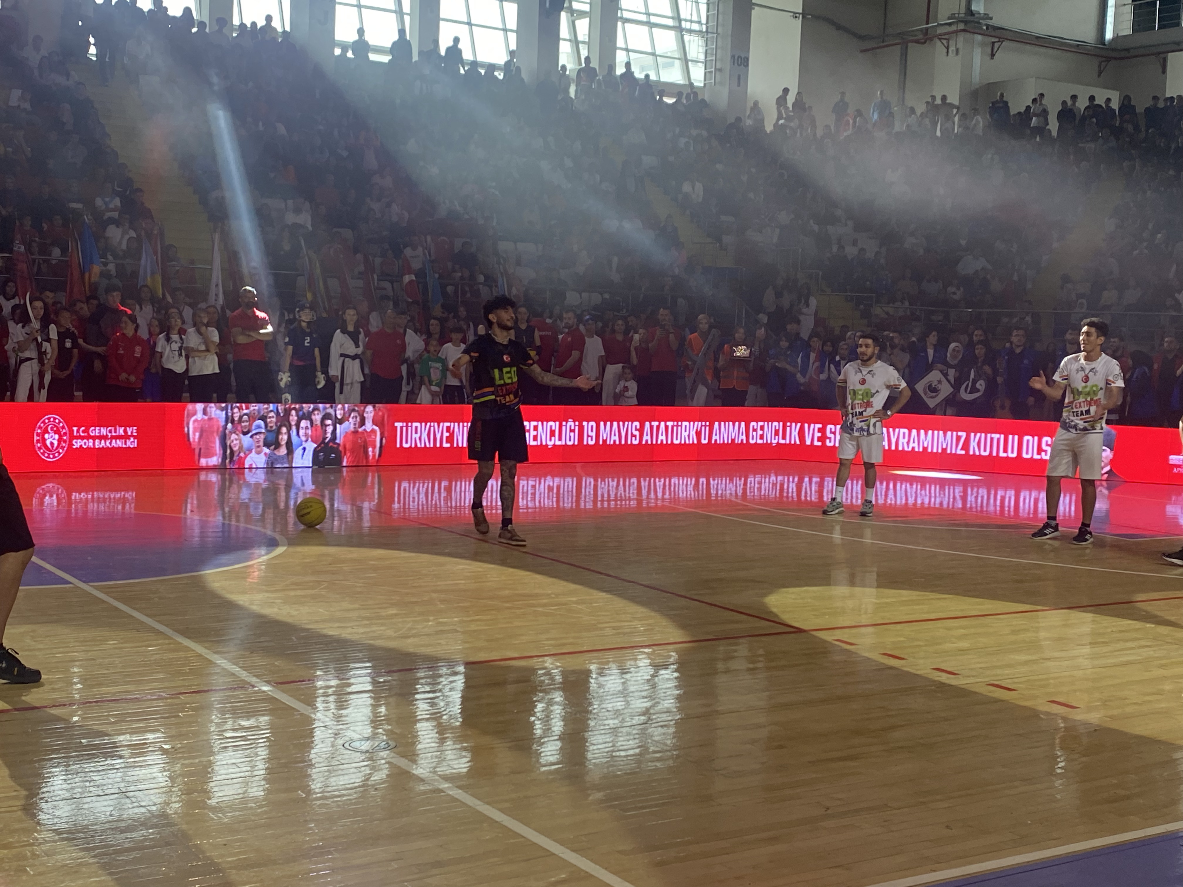 'Leo Extreme Team' Sporcularının Basketbol Şovları 19 Mayıs Törenlerine Renk Kattı!