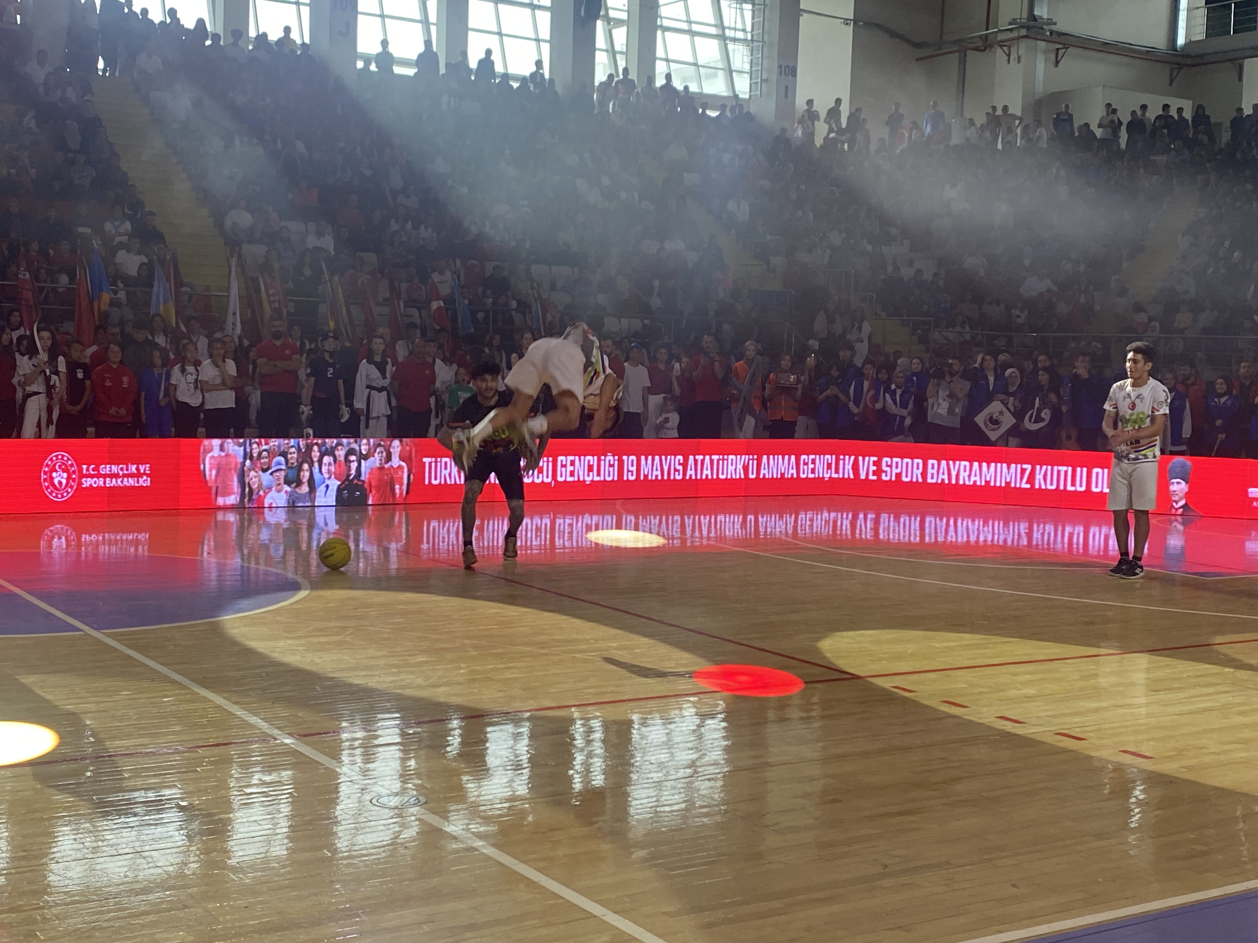 'Leo Extreme Team' Sporcularının Basketbol Şovları 19 Mayıs Törenlerine Renk Kattı!