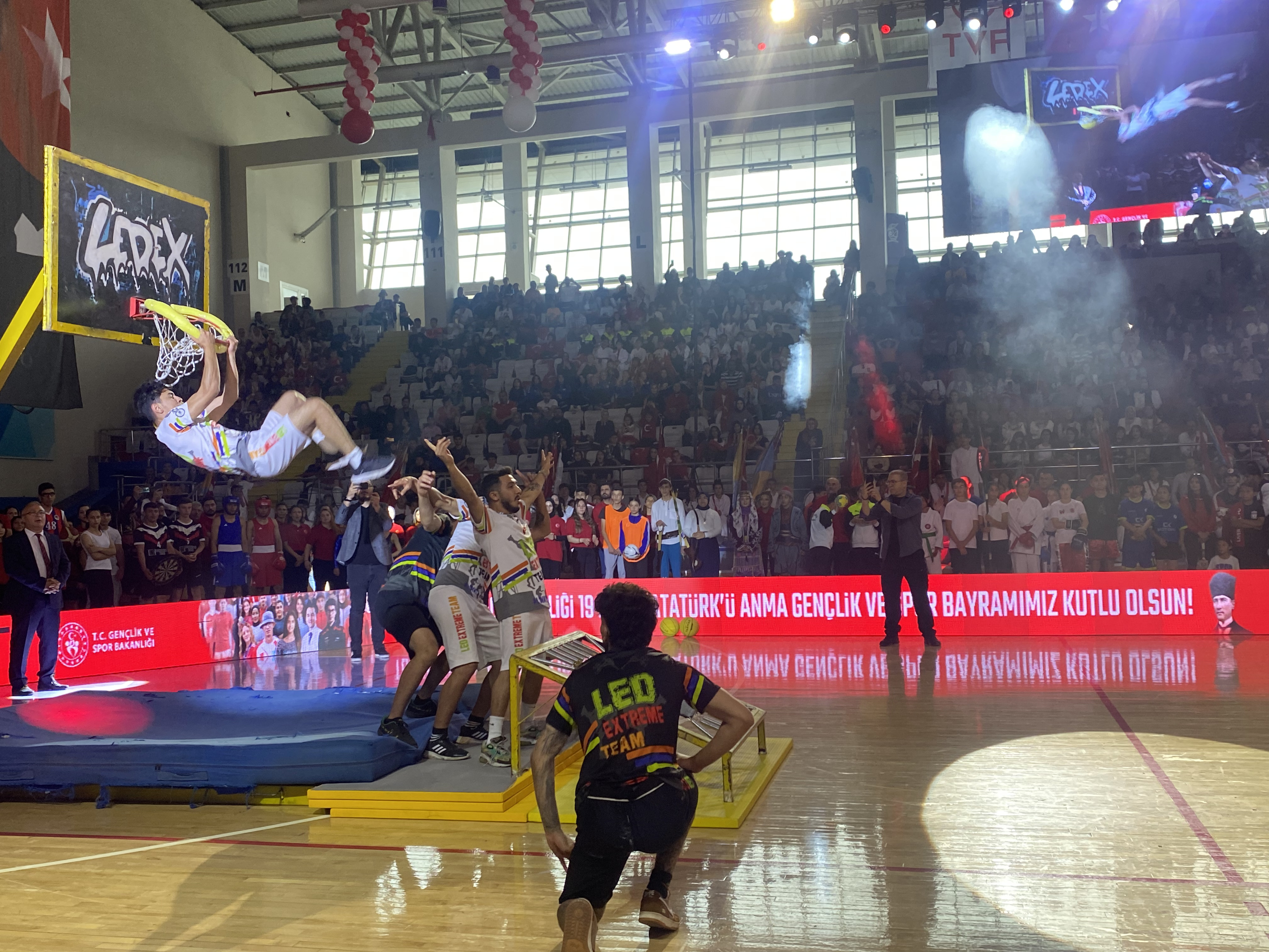 'Leo Extreme Team' Sporcularının Basketbol Şovları 19 Mayıs Törenlerine Renk Kattı!
