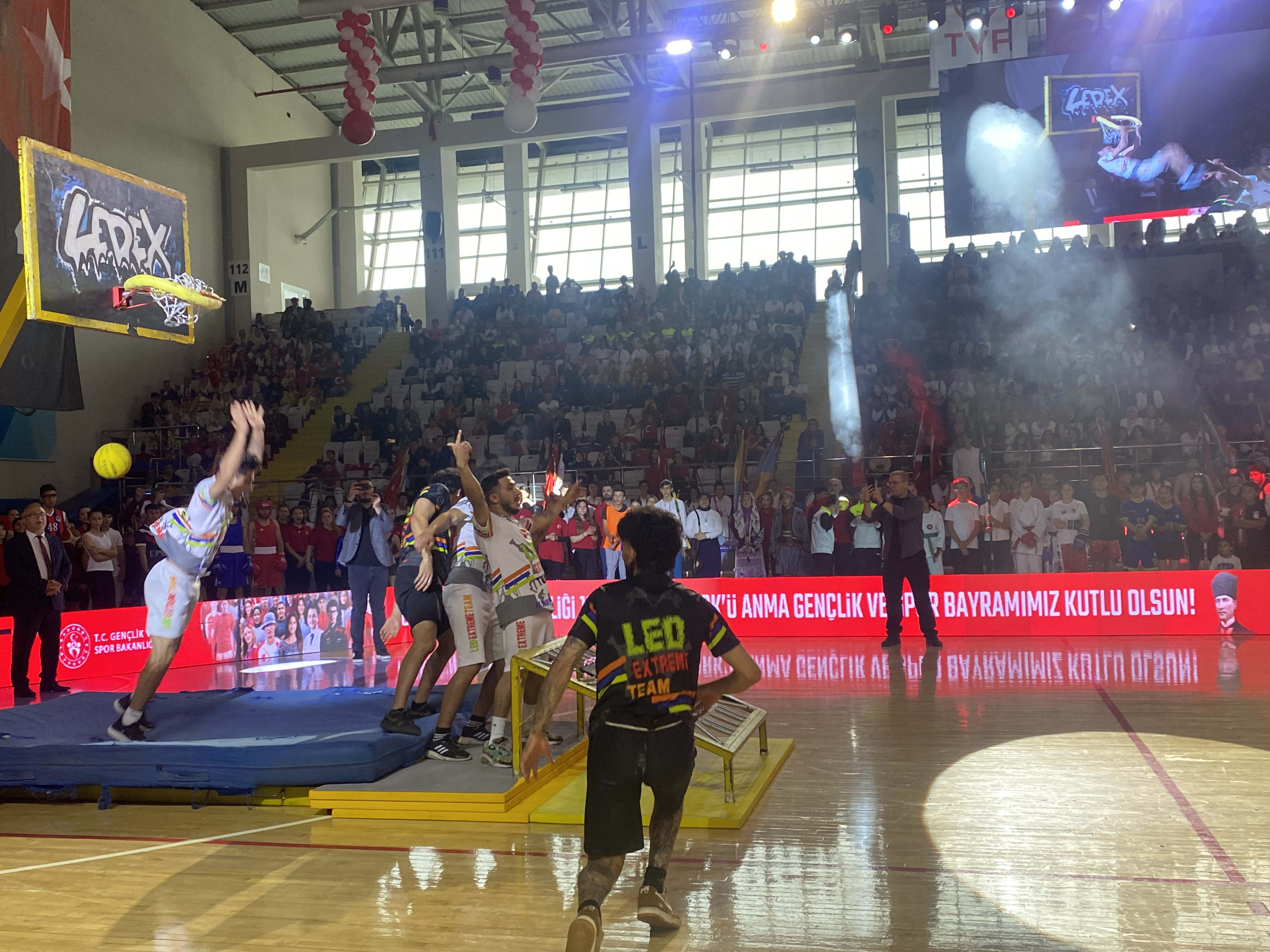 'Leo Extreme Team' Sporcularının Basketbol Şovları 19 Mayıs Törenlerine Renk Kattı!