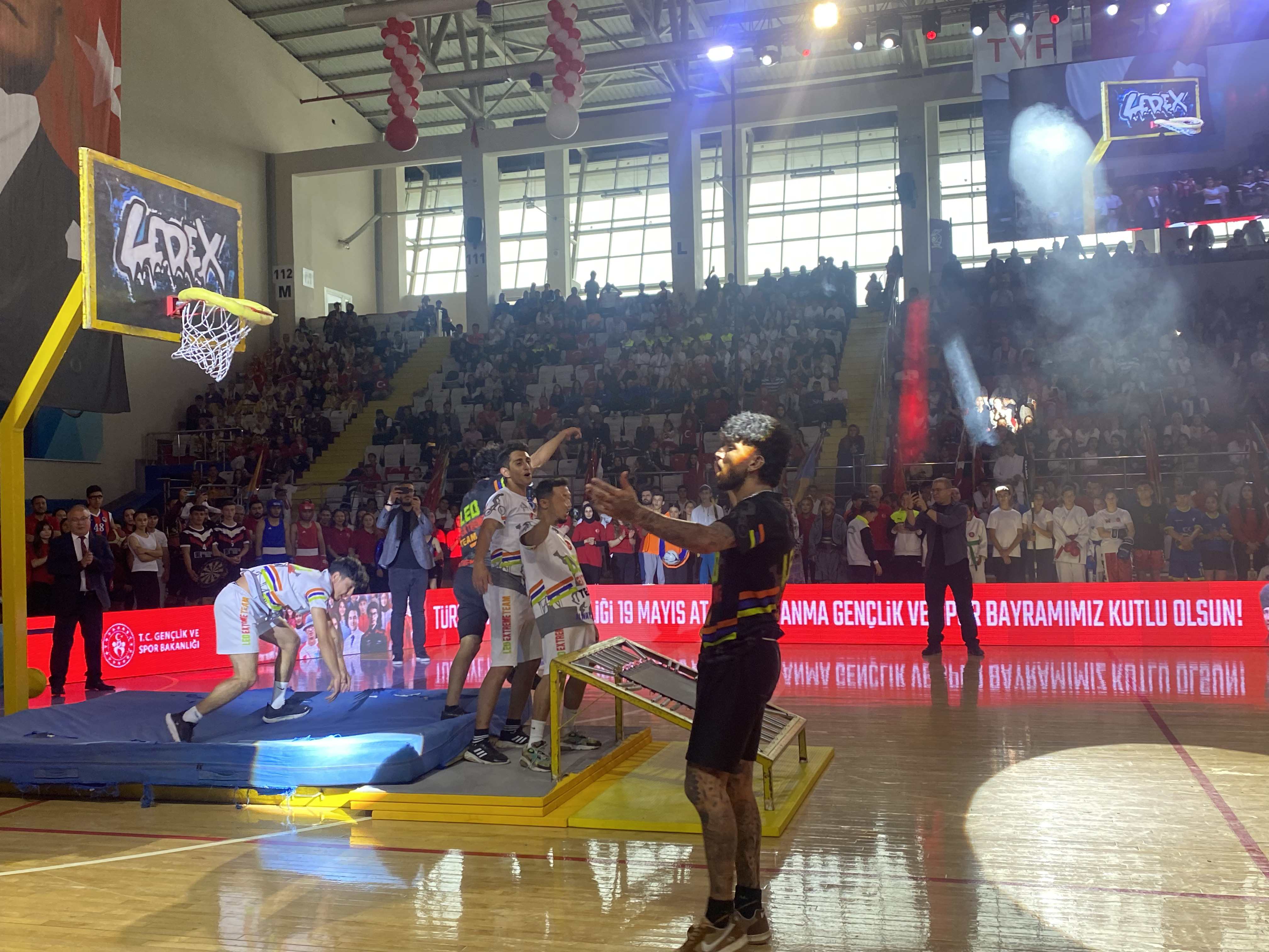 'Leo Extreme Team' Sporcularının Basketbol Şovları 19 Mayıs Törenlerine Renk Kattı!