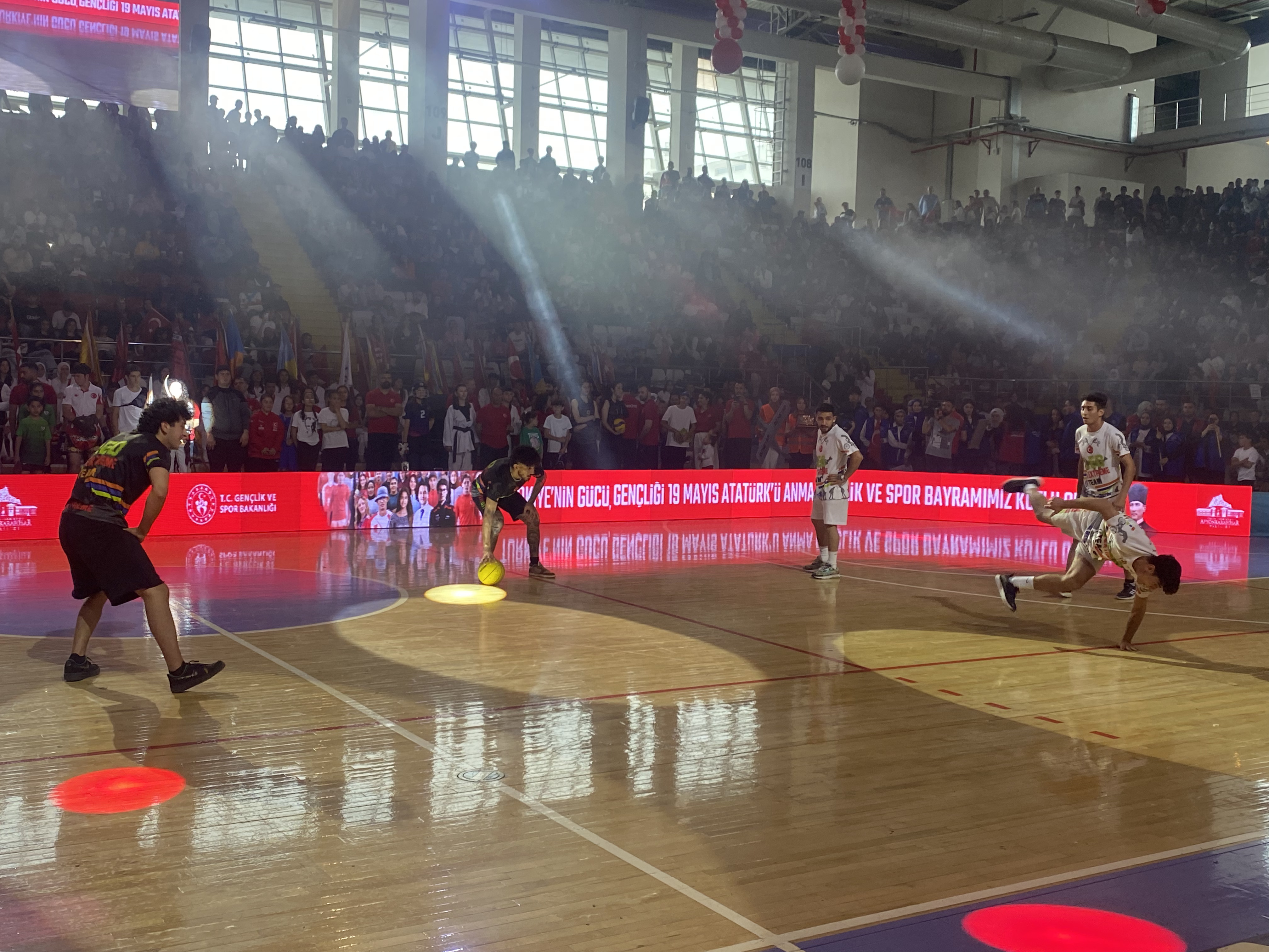 'Leo Extreme Team' Sporcularının Basketbol Şovları 19 Mayıs Törenlerine Renk Kattı!
