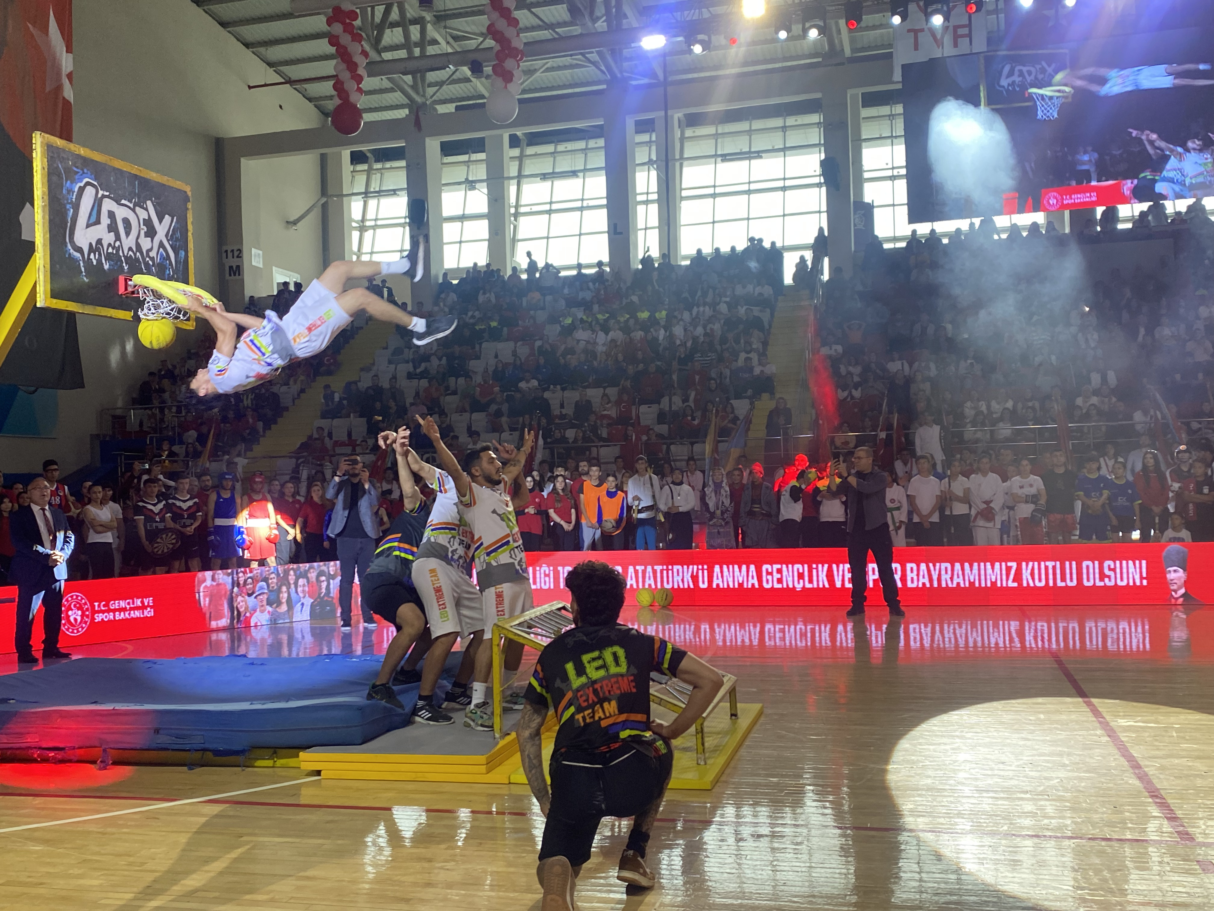 'Leo Extreme Team' Sporcularının Basketbol Şovları 19 Mayıs Törenlerine Renk Kattı!