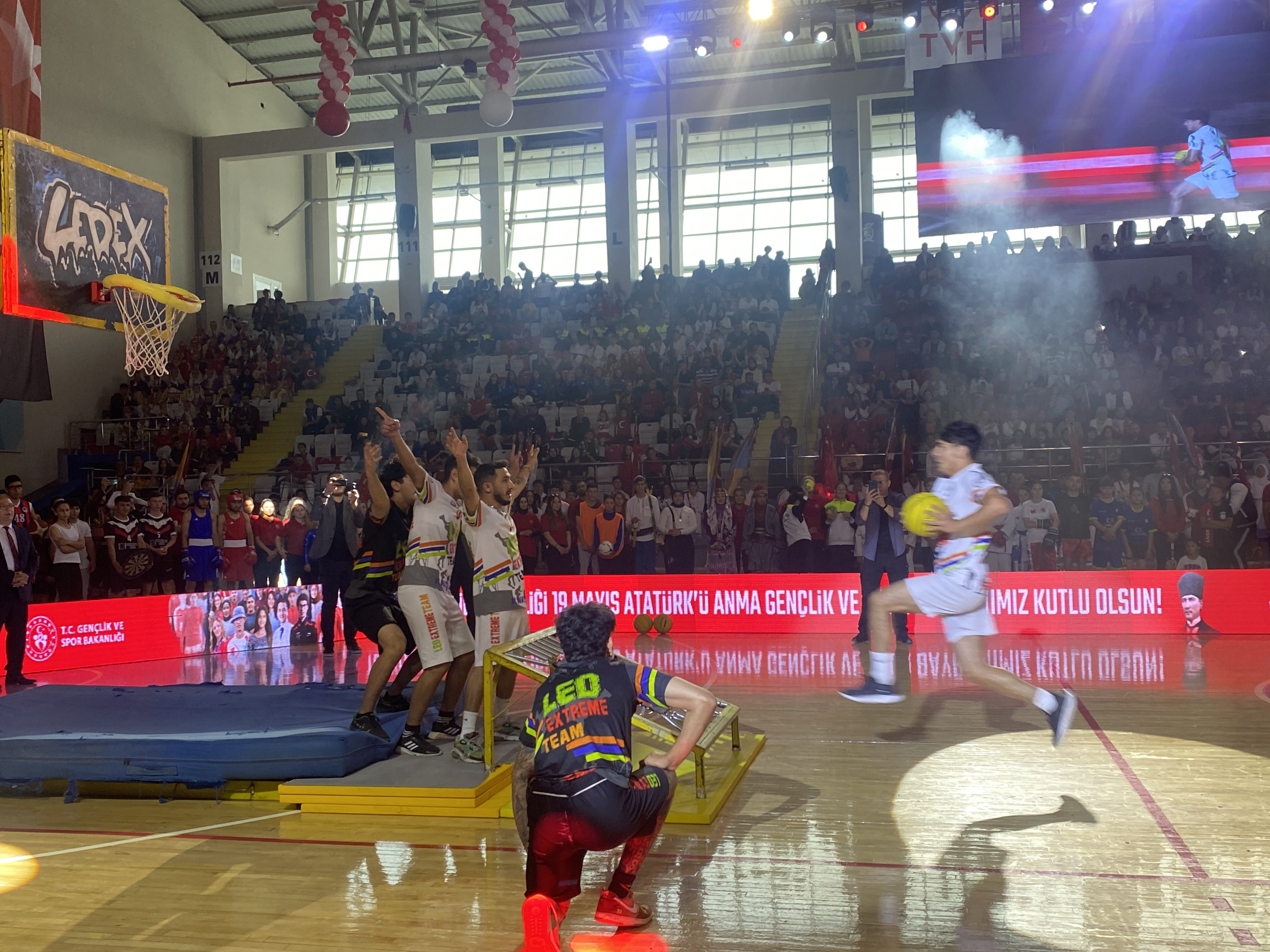 'Leo Extreme Team' Sporcularının Basketbol Şovları 19 Mayıs Törenlerine Renk Kattı!
