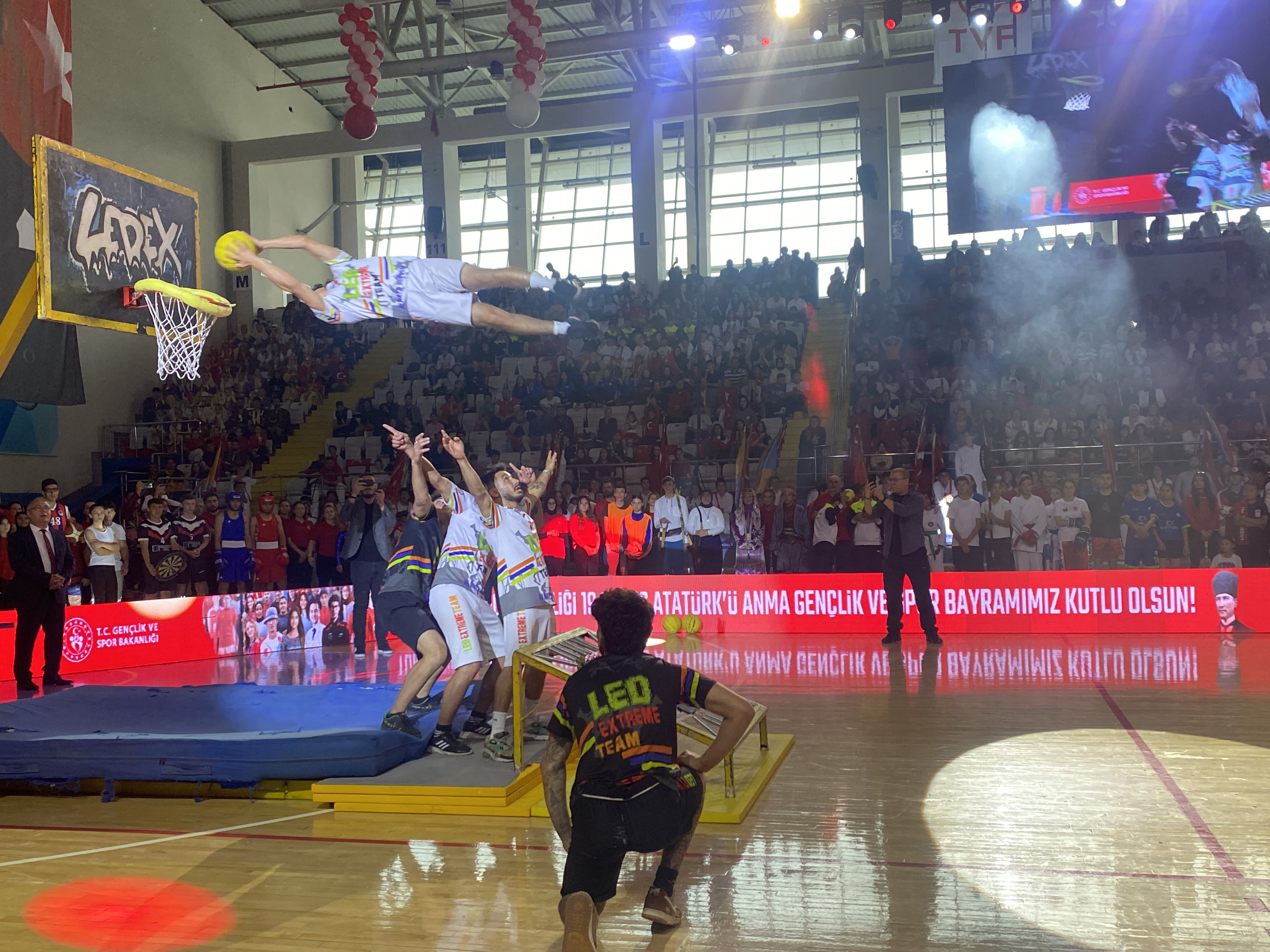 'Leo Extreme Team' Sporcularının Basketbol Şovları 19 Mayıs Törenlerine Renk Kattı!