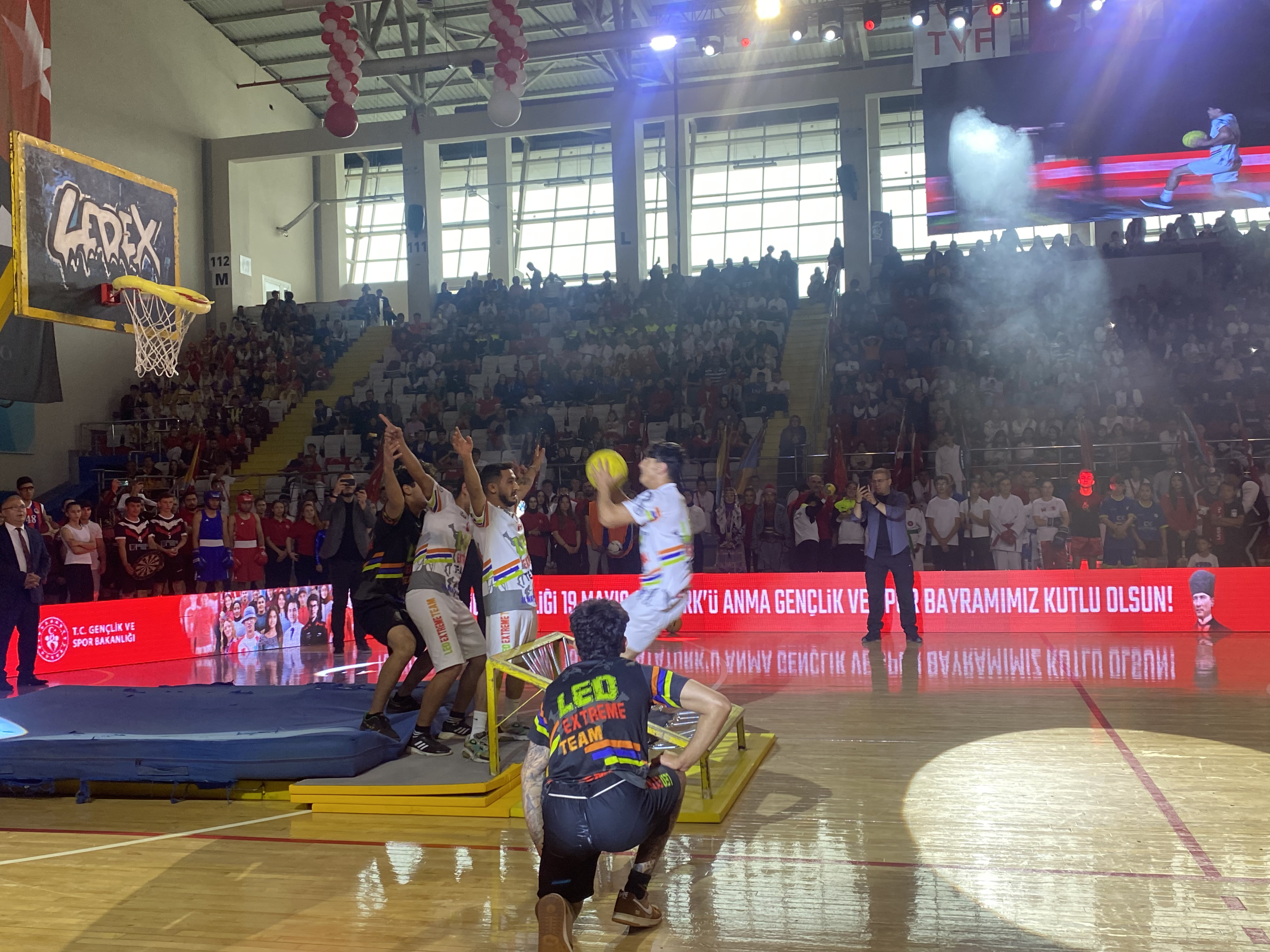 'Leo Extreme Team' Sporcularının Basketbol Şovları 19 Mayıs Törenlerine Renk Kattı!